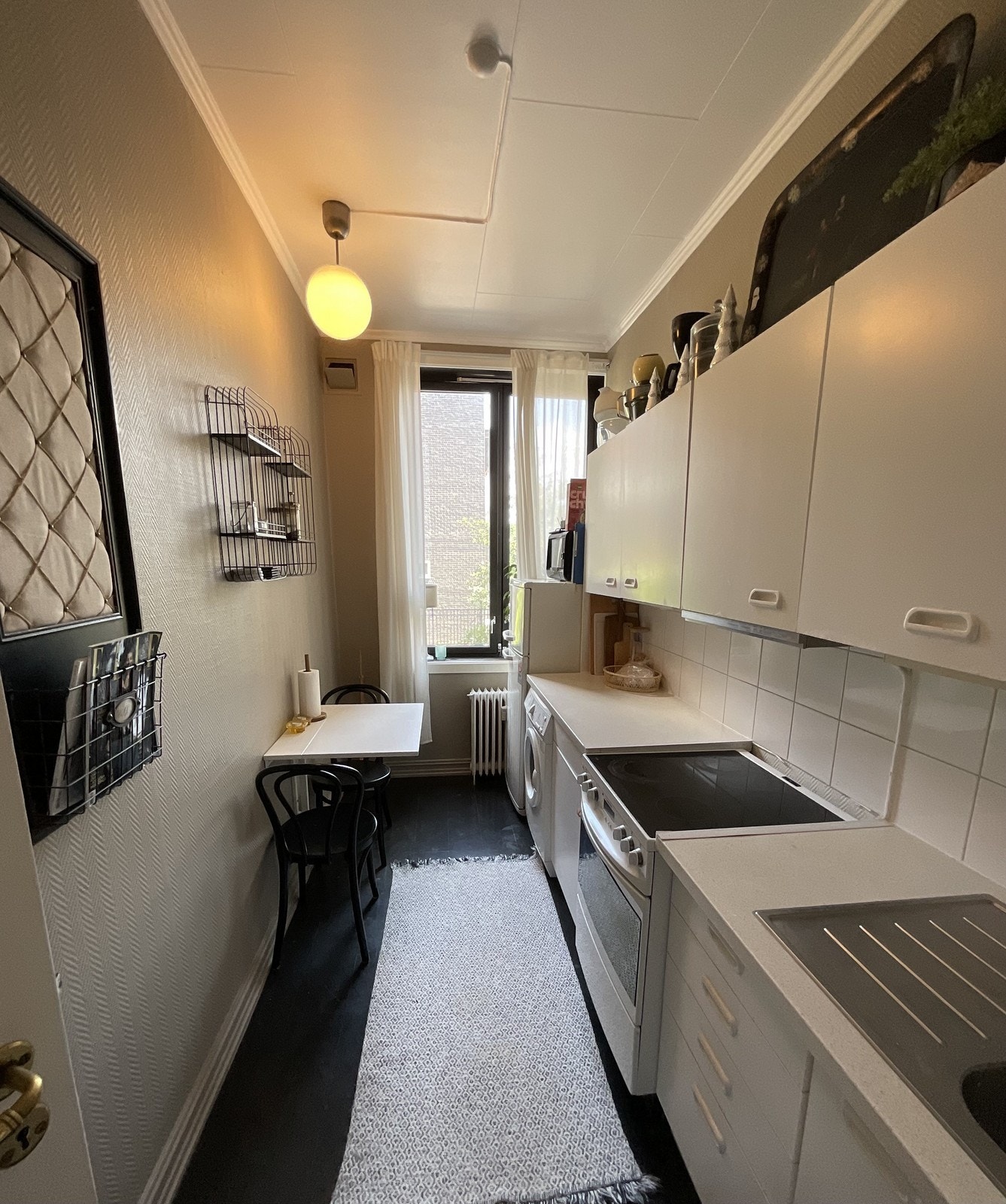 Kjøkken med komfyr, kombiskap og vaskemaskin følger. Galleribilde