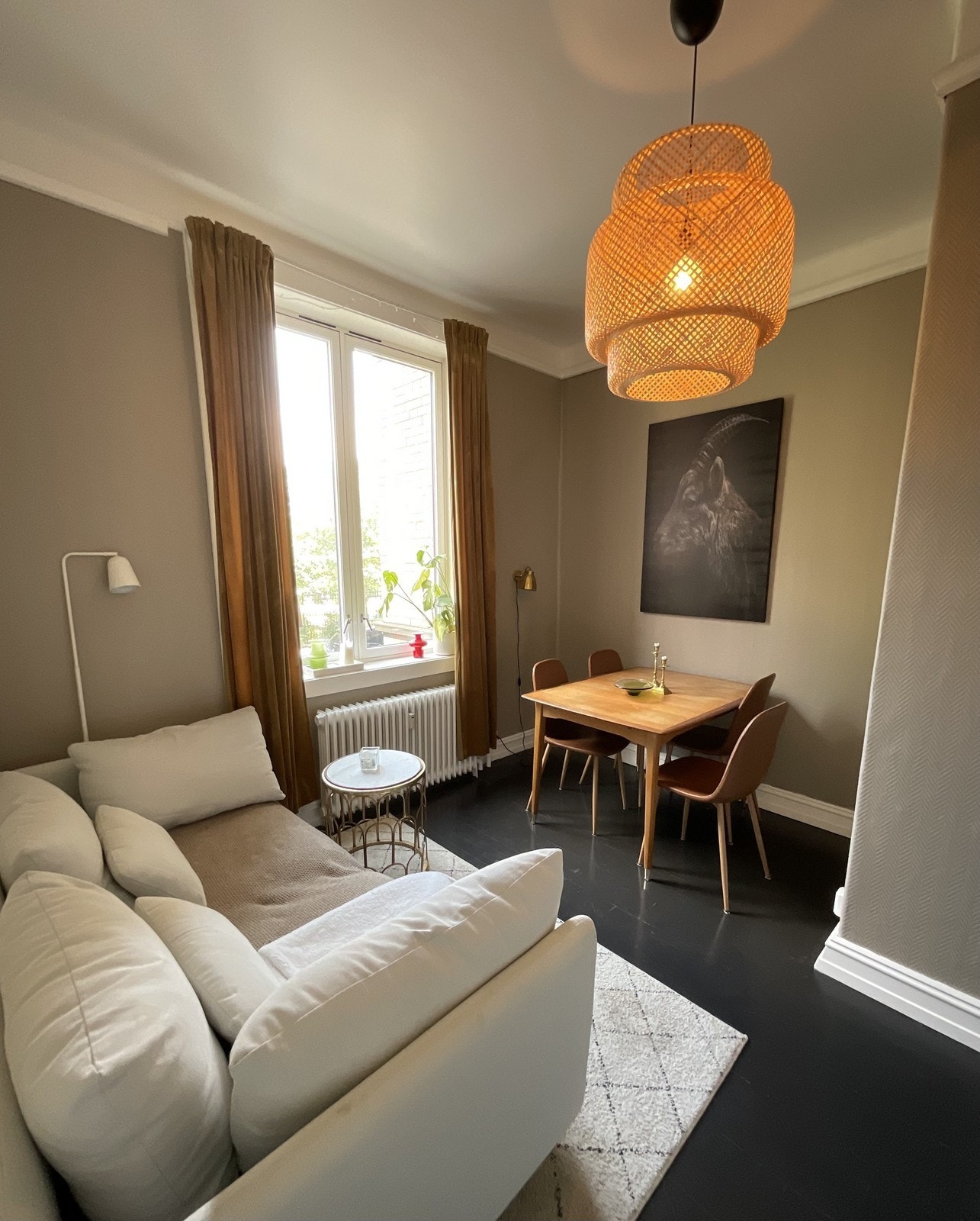 Stue med god takhøyde. Taklampe, gardiner og bilde følger. Radiator med måler. Galleribilde