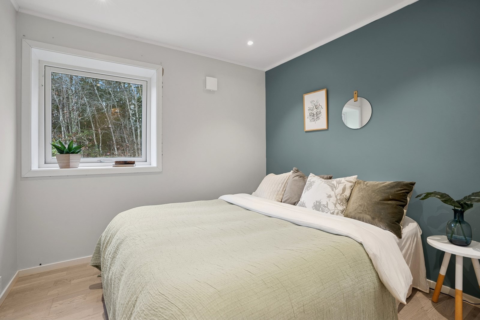 Hovedsoverom med god plass til dobbeltseng og tilhørende nattbord. Galleribilde