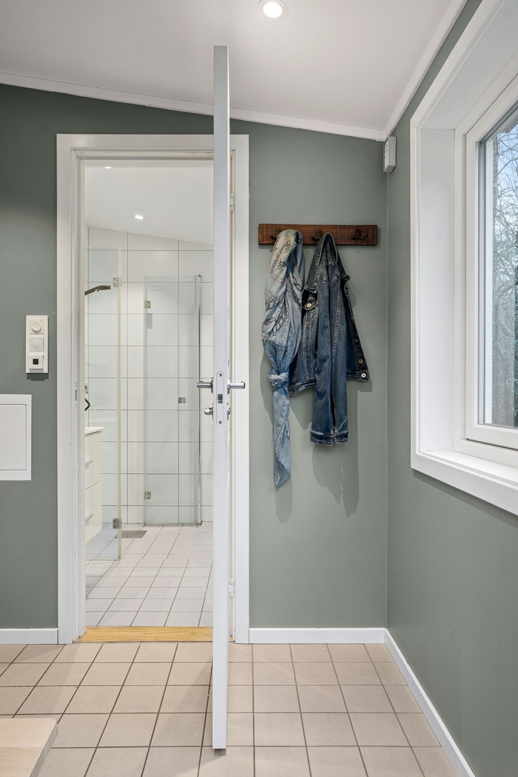 Gulvet er lagt med fliser. Galleribilde