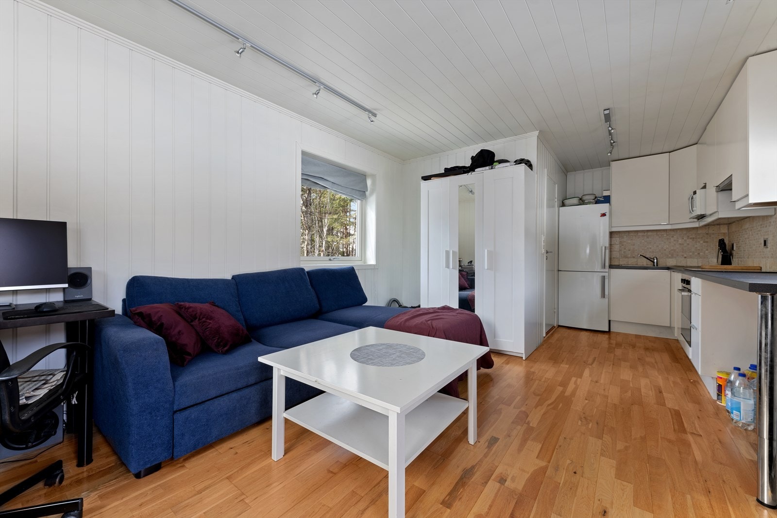 Stue/kjøkken i anneks. Bildene er ca. 2 år gamle og det er usikkert om rommet holder samme stand i dag. Galleribilde