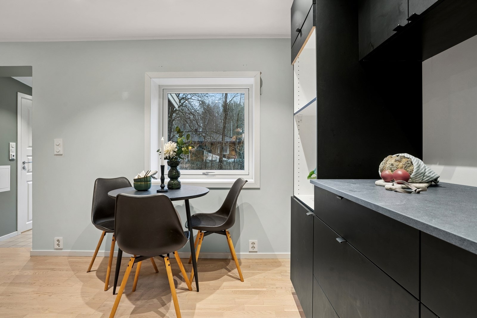 I kjøkkeninnredning er det avsatt plass til diverse hvitevarer. Galleribilde