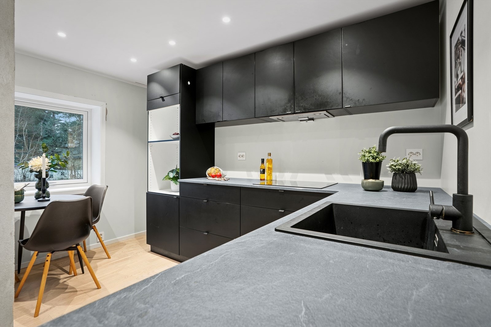 Kjøkkenet er utformet i en praktisk form, og har godt med skap- og benkeplass. Galleribilde