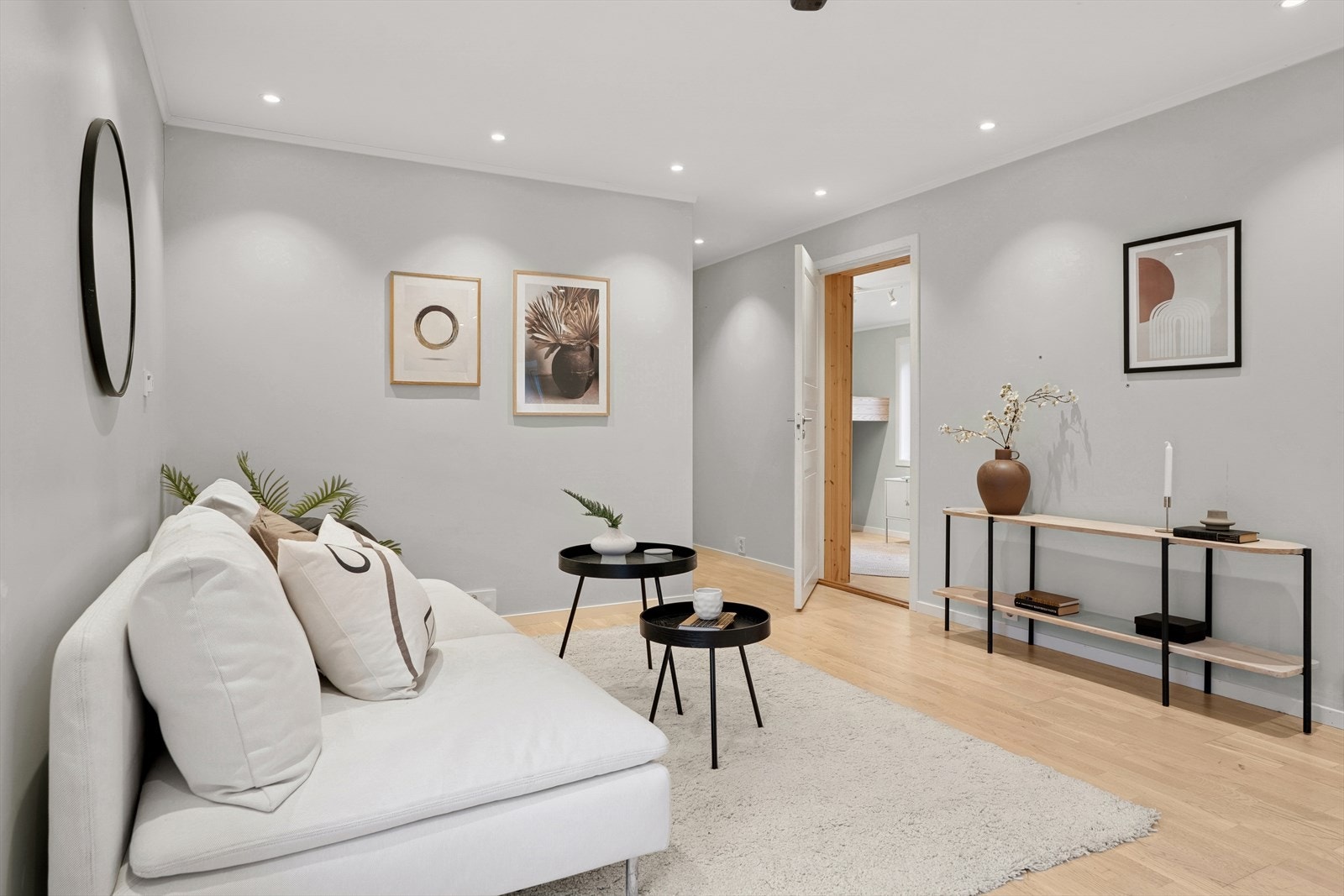 I taket er det downlights med dimming som gir en behagelig belysning. Galleribilde