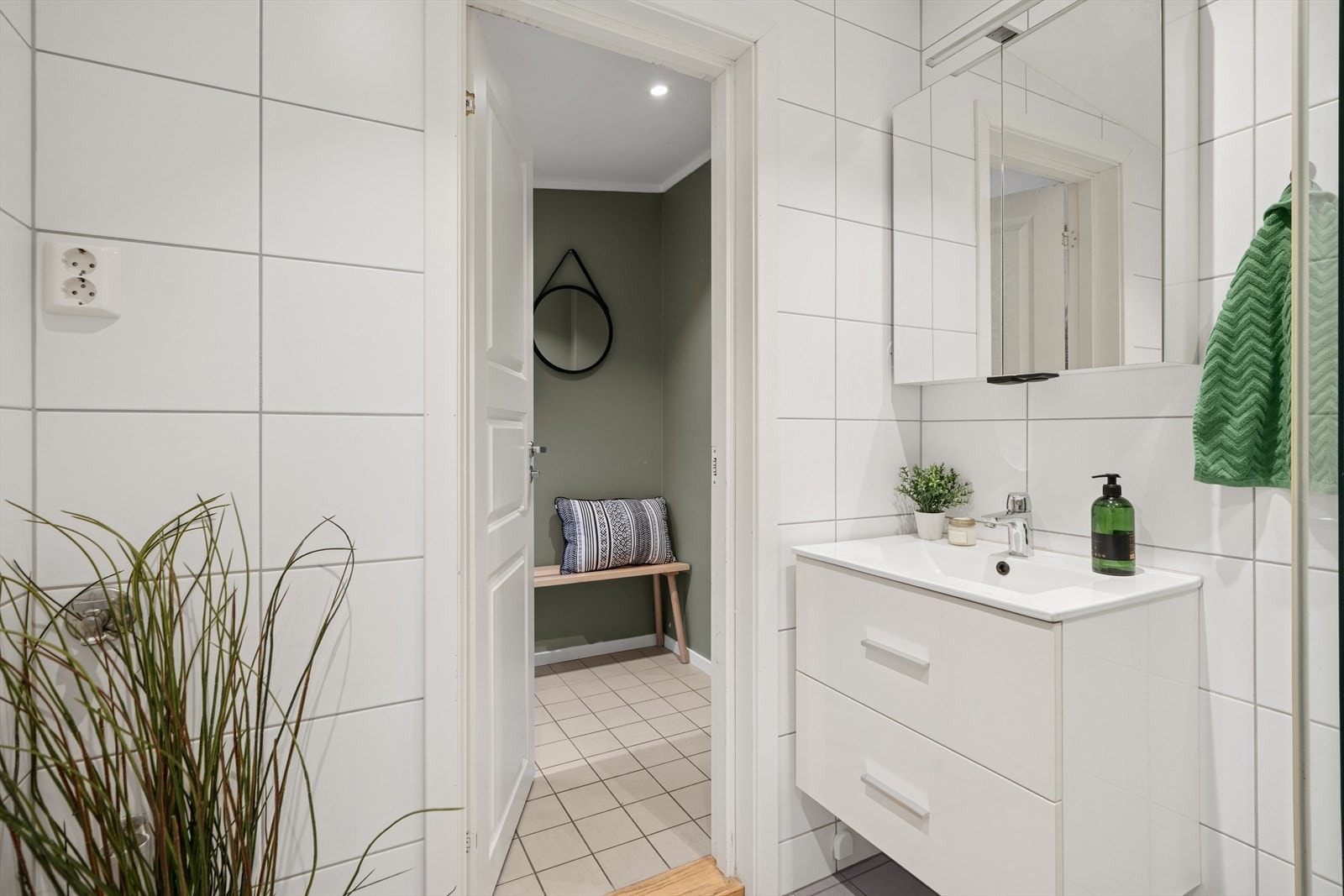 Badet er utstyrt med baderomsinnredning med servantskuffer og overskap med speil og lys, gulvstående toalett og dusjhjørne med glassdører. Opplegg for vaskemaskin. Galleribilde