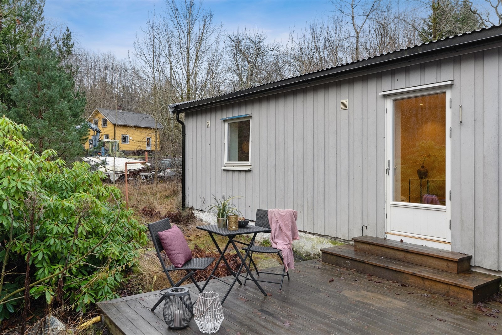 Solrik terrasse med plass til liten sittegruppe. Galleribilde