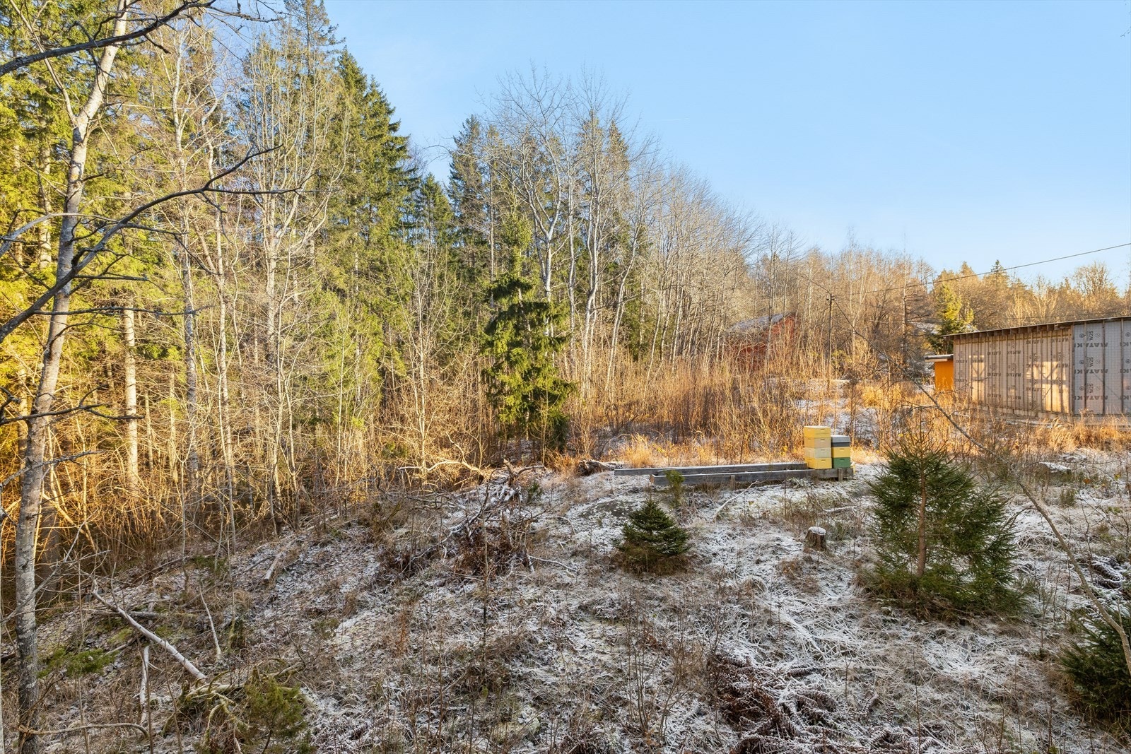 På baksiden av eiendommen ligger Sandheimveien 12 som også er til salgs. Se Finn-kode: 441575343 Galleribilde