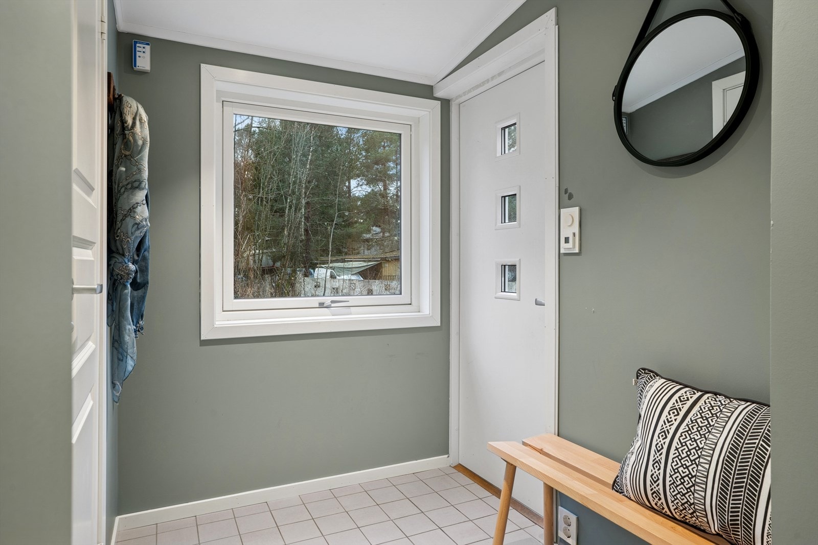 Velkommen inn - romslig entré med god plass til å henge fra seg yttertøy. Galleribilde