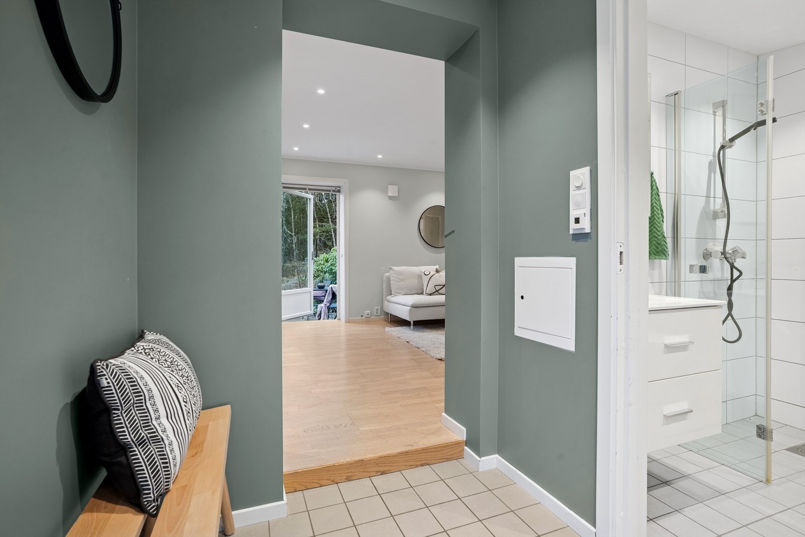 Fra entreen er det direkte adkomst til bad og stue/kjøkken. Galleribilde