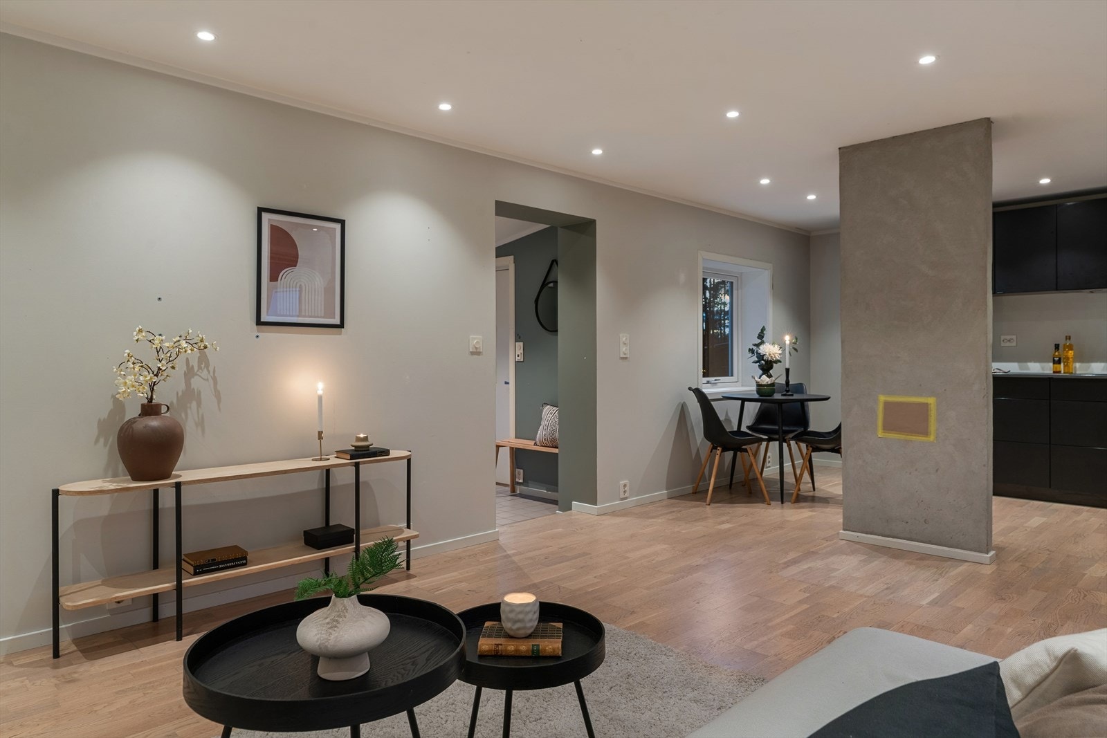 Kveldsstemning i stuen. Galleribilde