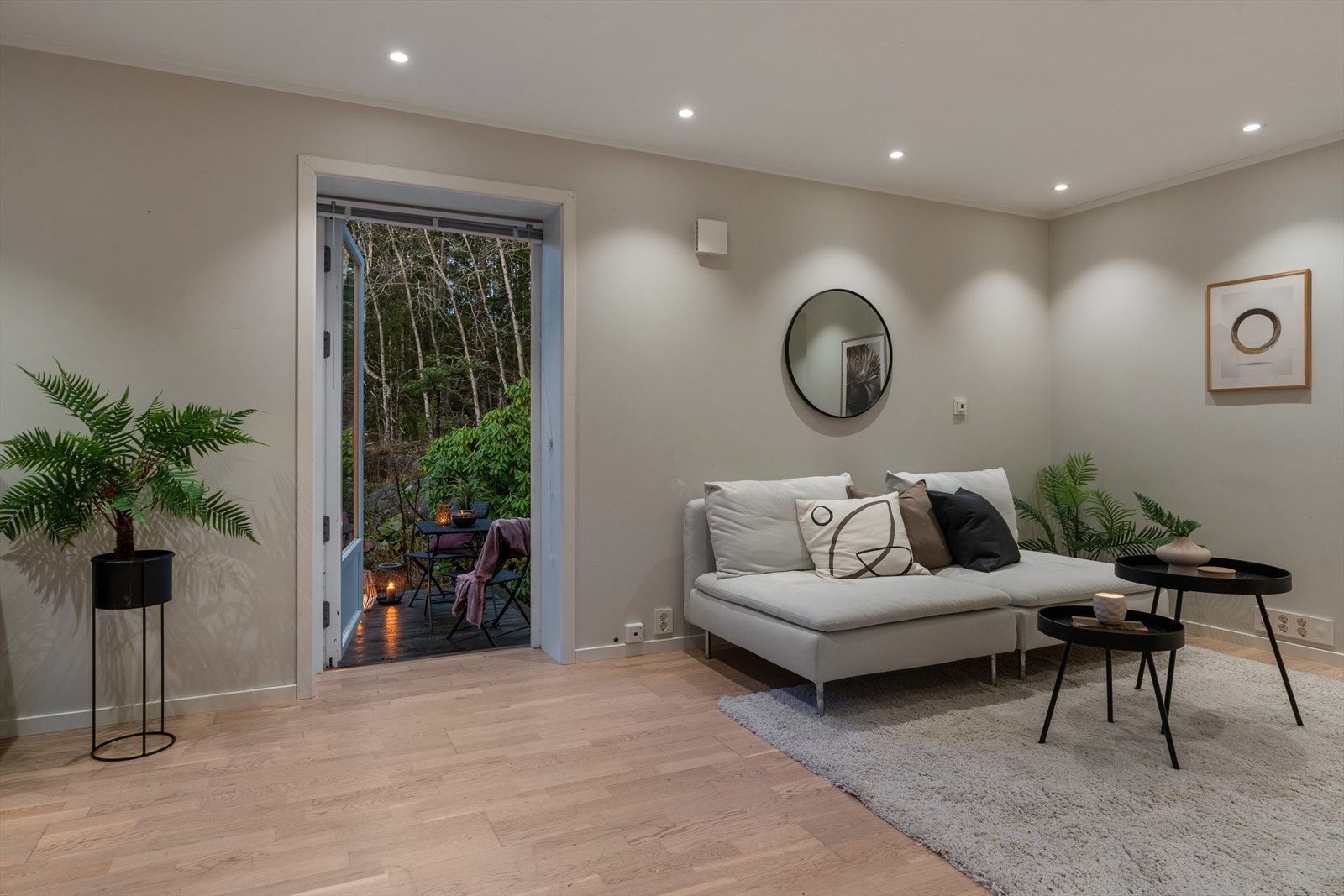 Fra stuen er det utgang til terrasse. Galleribilde