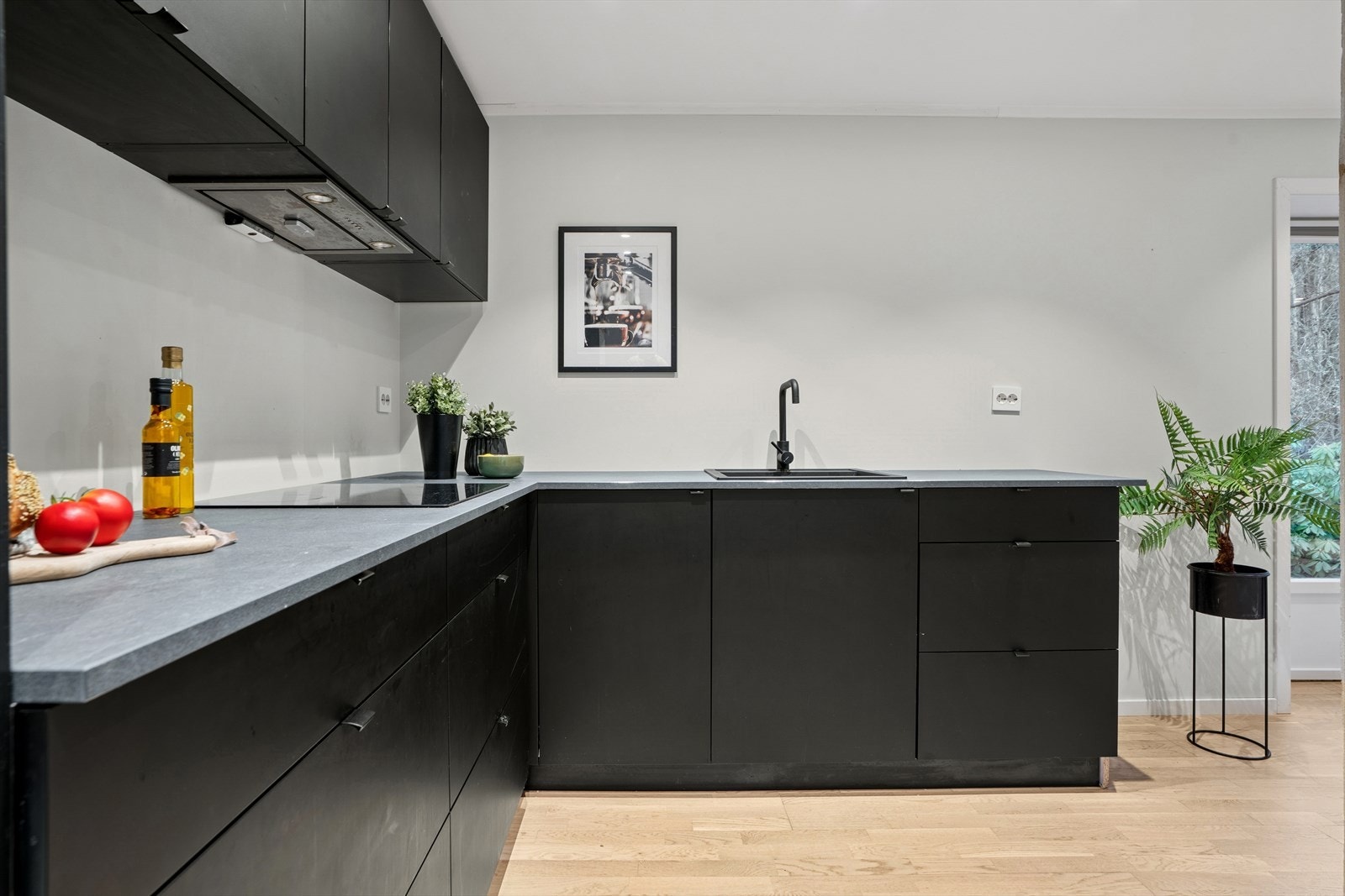 Kjøkkeninnredning er fra 2019 og er med sorte fronter og laminat benkeplate. Galleribilde