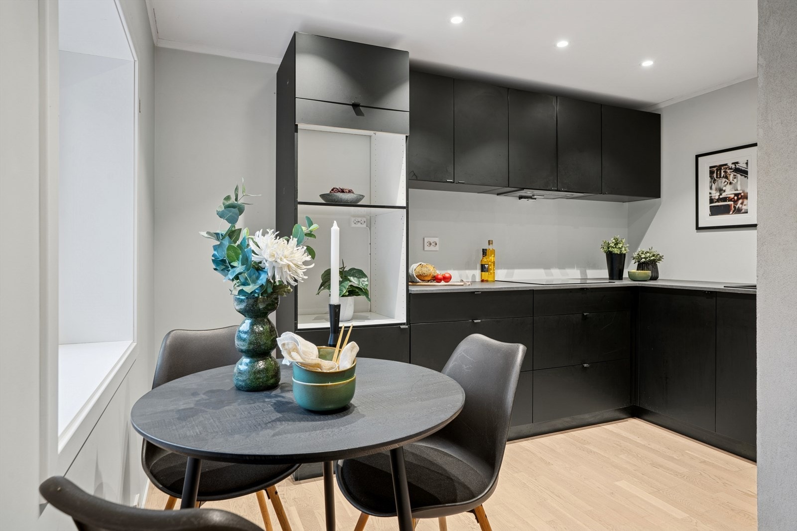 Ved kjøkkenet er det god plass til et lite spisebord ved vinduet. Galleribilde