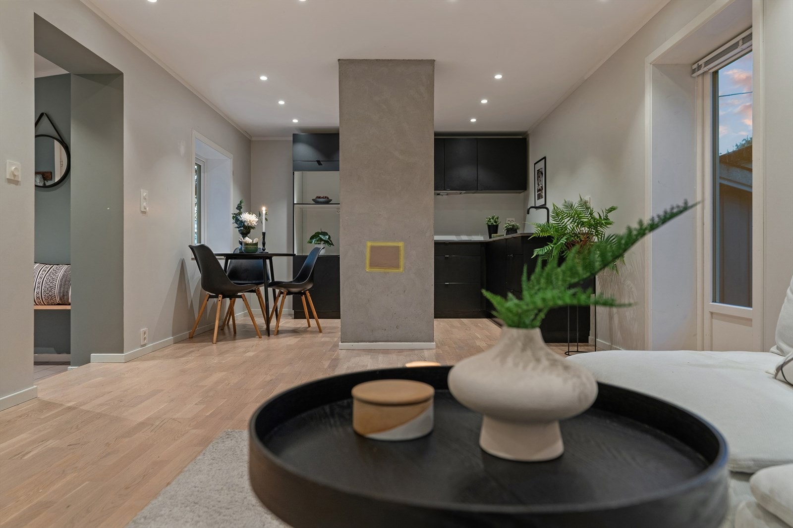 Stuen ligger i en åpen løsning mot kjøkkenet. Galleribilde