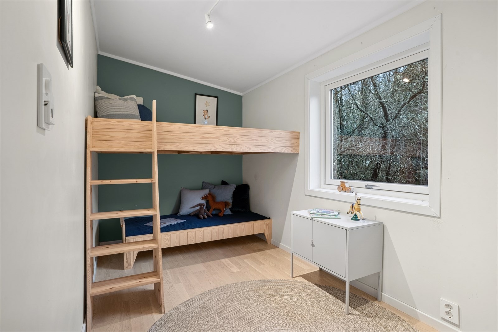 Soverom II med plassbygd seng. Rommet er også innredet med garderobeskap. Se pkt. ferdigattest i salgsoppgaven for mer informasjon. Galleribilde