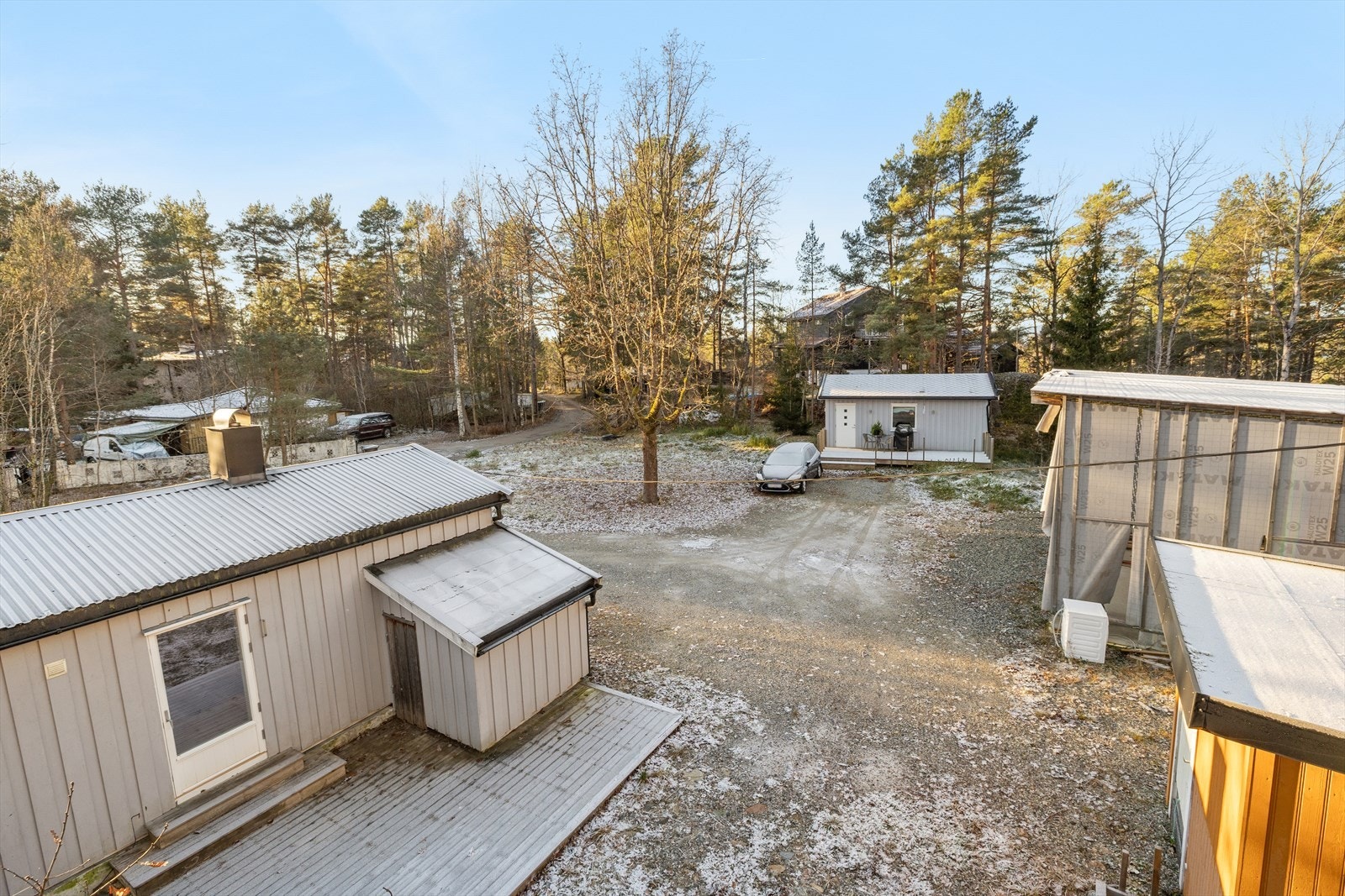 Fritidseiendom bestående av hytte, uthus/anneks, bod/teknisk rom, og en uferdig garasje under oppføring. Galleribilde