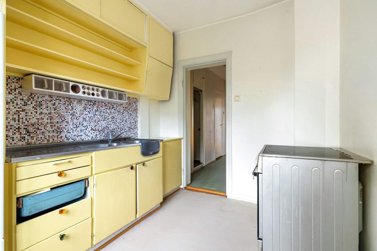 Hvitevarer består av frittstående komfyr og kjøleskap. Alle hvitevarer på kjøkkenet medfølger i handelen Galleribilde