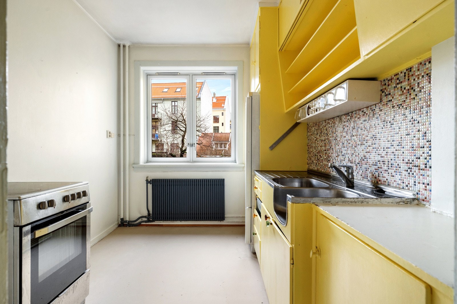 Kjøkkenet ligger i eget rom og har oppussingsbehov Galleribilde