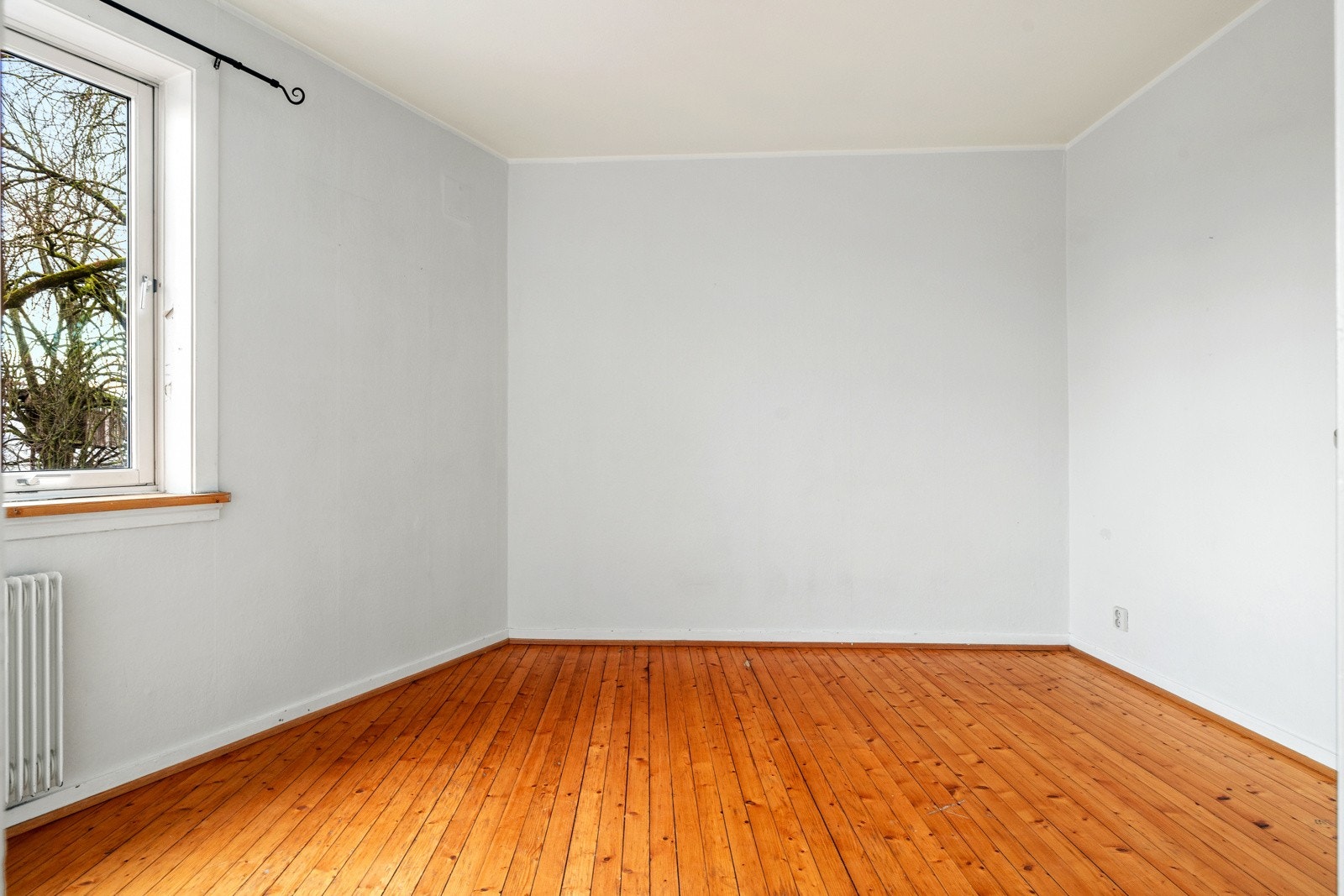 Leiligheten har et soverom med plass til dobbeltseng og oppbevaringsløsninger Galleribilde