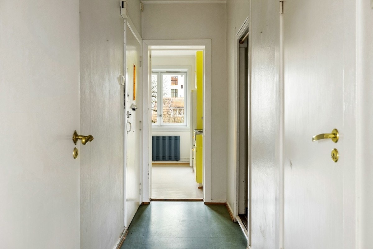 I entreen kan sko, yttertøy og utstyr kan ryddes pent vekk i et kott Galleribilde