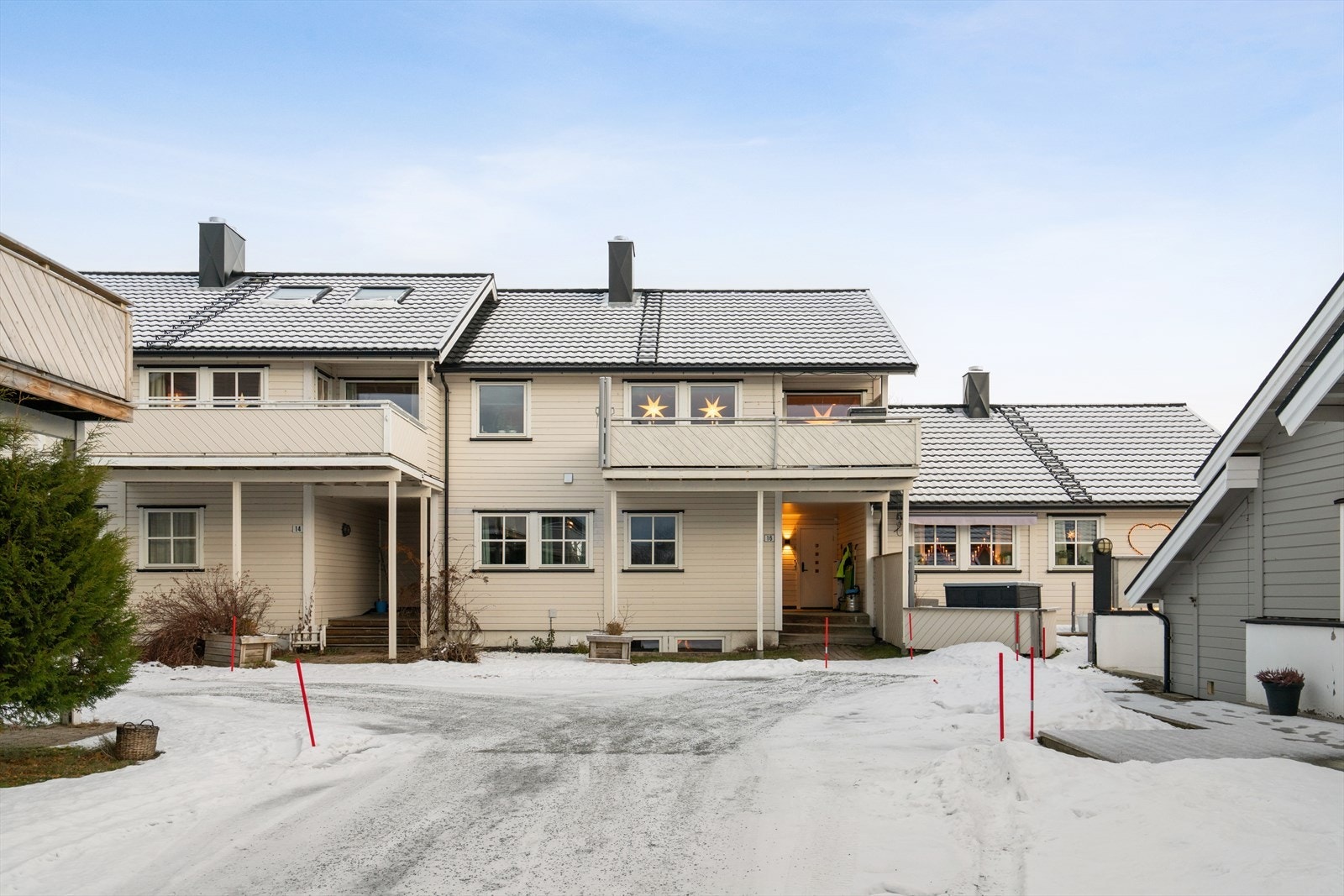 Velkommen til en hyggelig visning! Leiligheten ligger bra til i rekka med tanke på solforhold og friere sikt foran boligen. Galleribilde