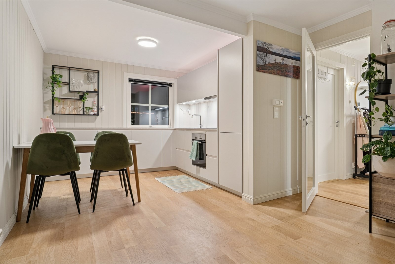 Kjøkkenet har en modere innredning med glatte fronter og laminat benkeplate. Galleribilde