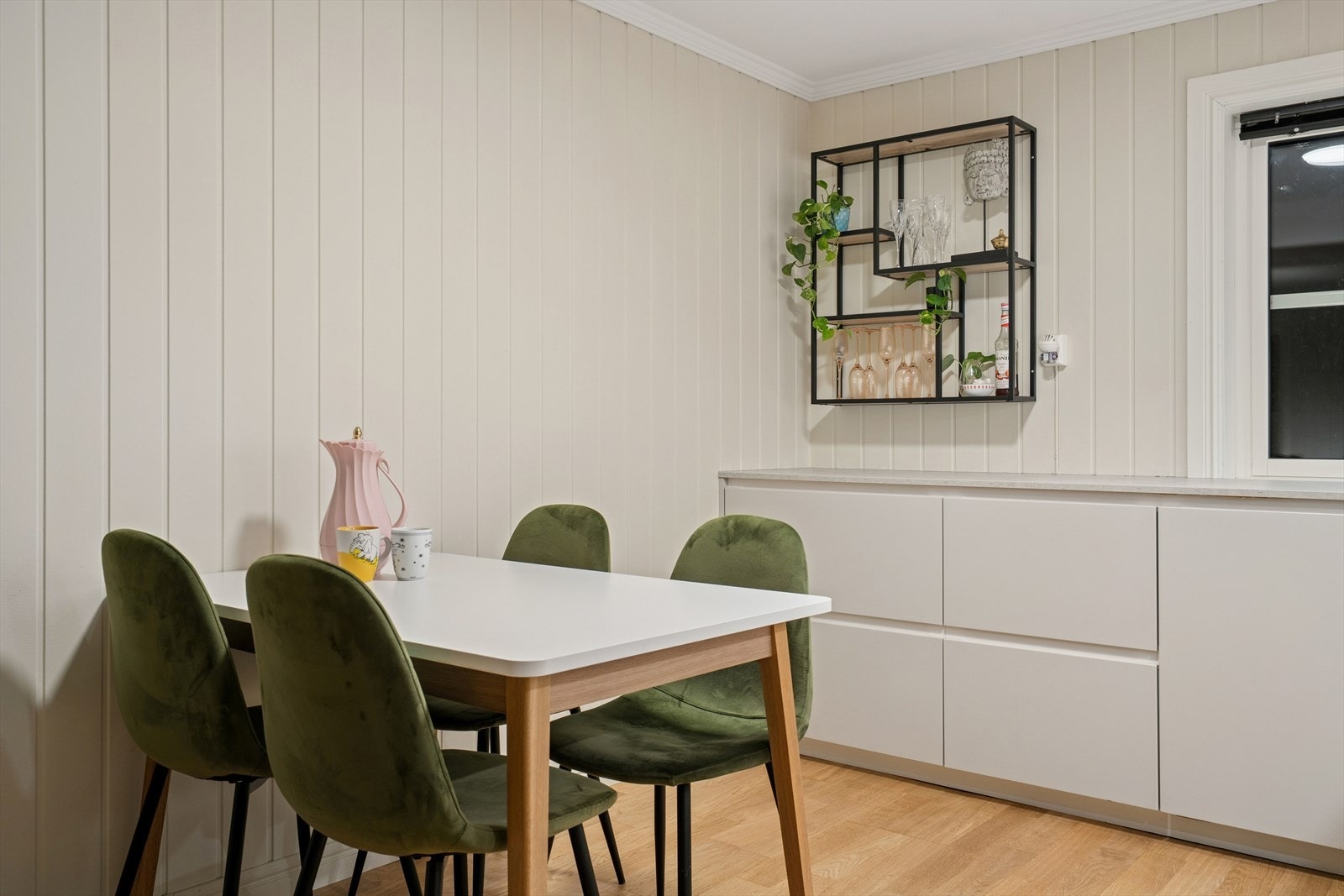 Spiseplassen er smart plassert i tilknytning til kjøkkenet. Galleribilde