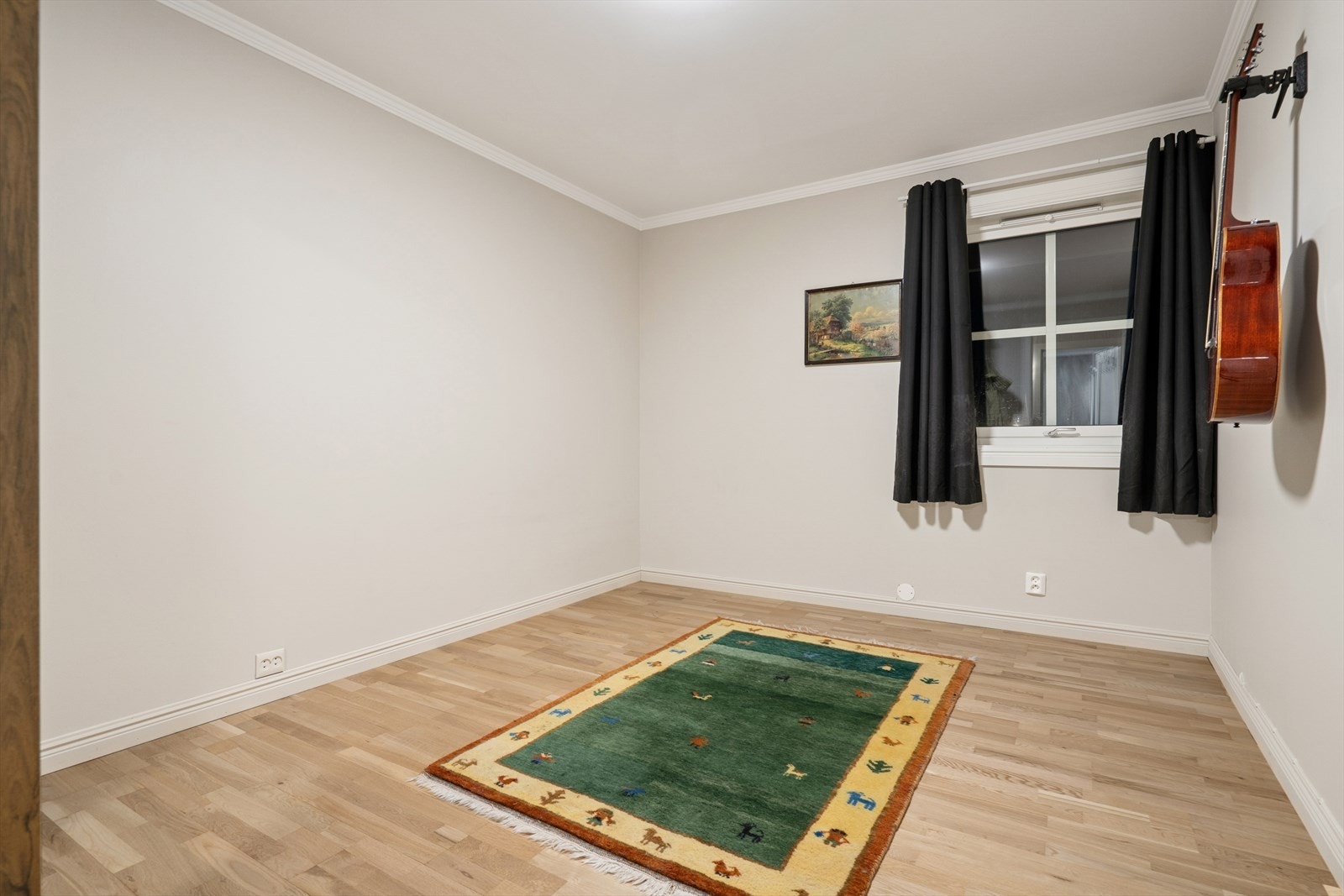 Rommet har god plass til seng og garderobeløsning. Galleribilde