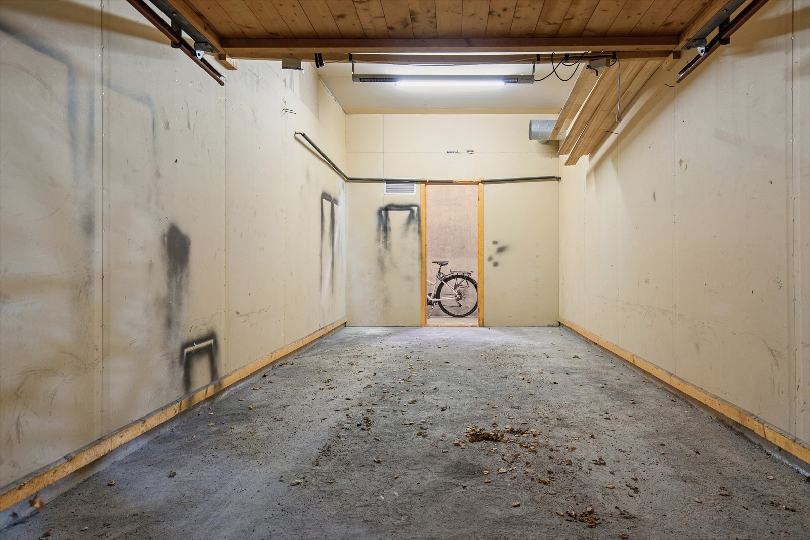 Garasjen har god plass til oppbevaring. Galleribilde