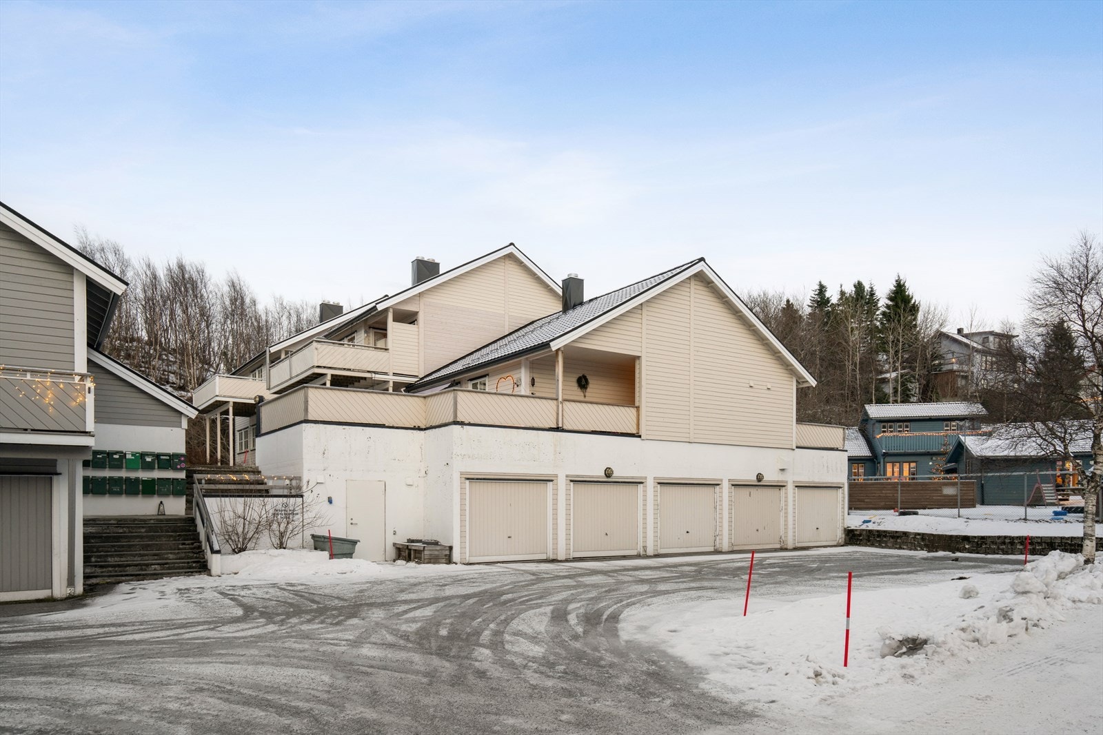 Felles tomt som er opparbeidet med adkomst, plenareal. diverse beplantninger og garasje i rekke. Galleribilde