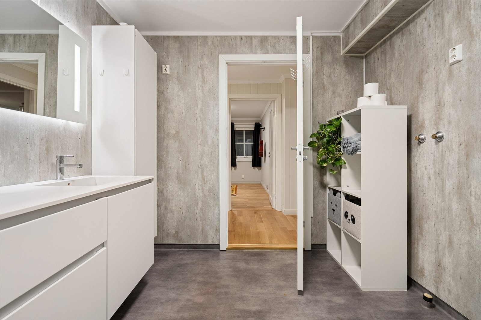 Badet har vegger med baderomsplater, malt himling og vinylbelegg på gulvet. Rommet varmes opp ved bruk av elektriske varmekabler. Galleribilde