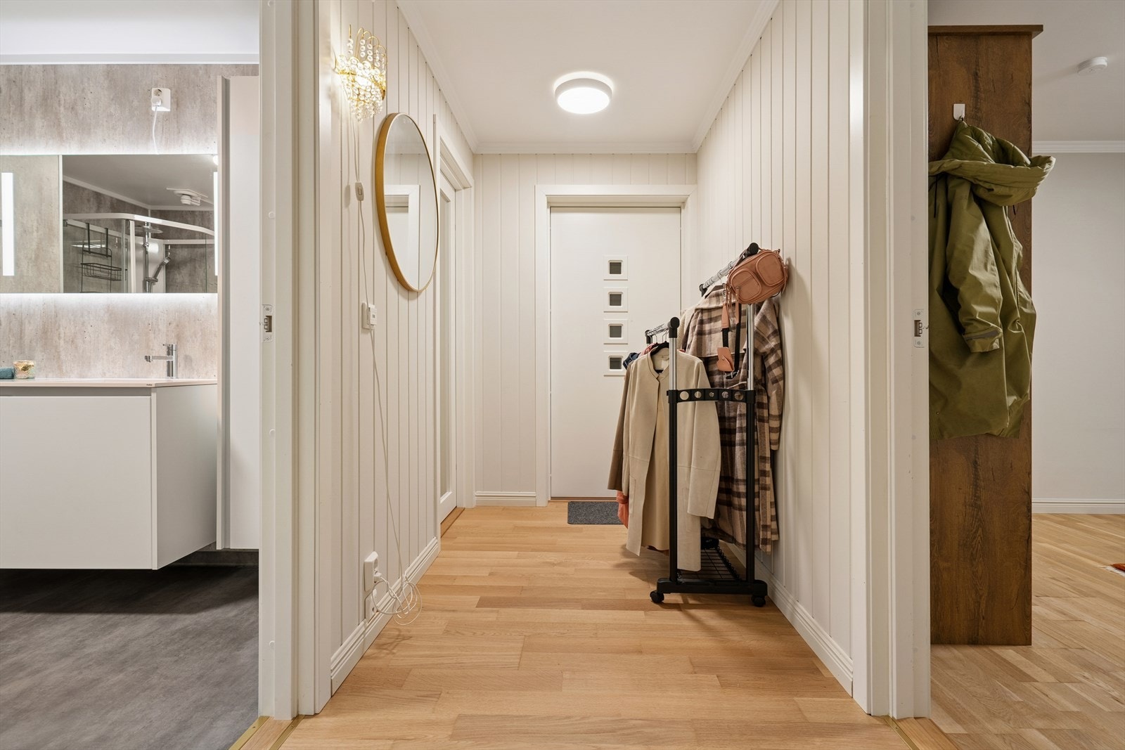 Entreen som ønsker deg velkommen inn har plass til å henge fra seg yttertøy og plassere fottøy. Galleribilde