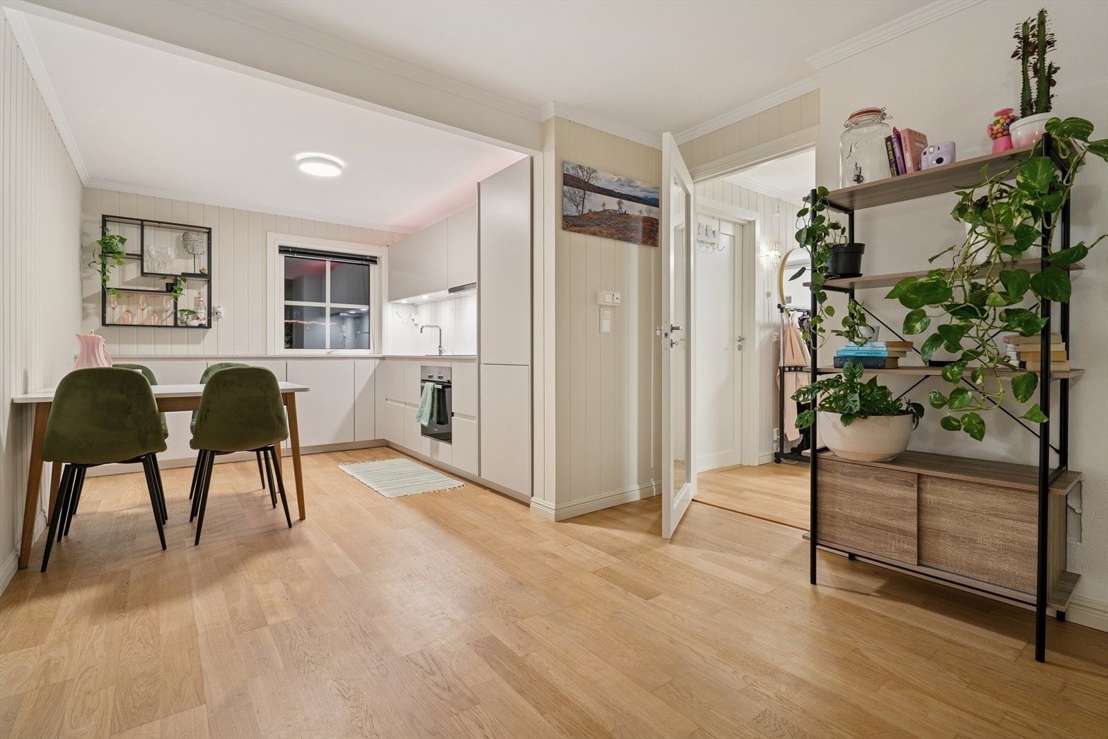 Leiligheten har en åpen stue- og kjøkkenløsning som gir plass til både sofagruppe og spisebord. Galleribilde