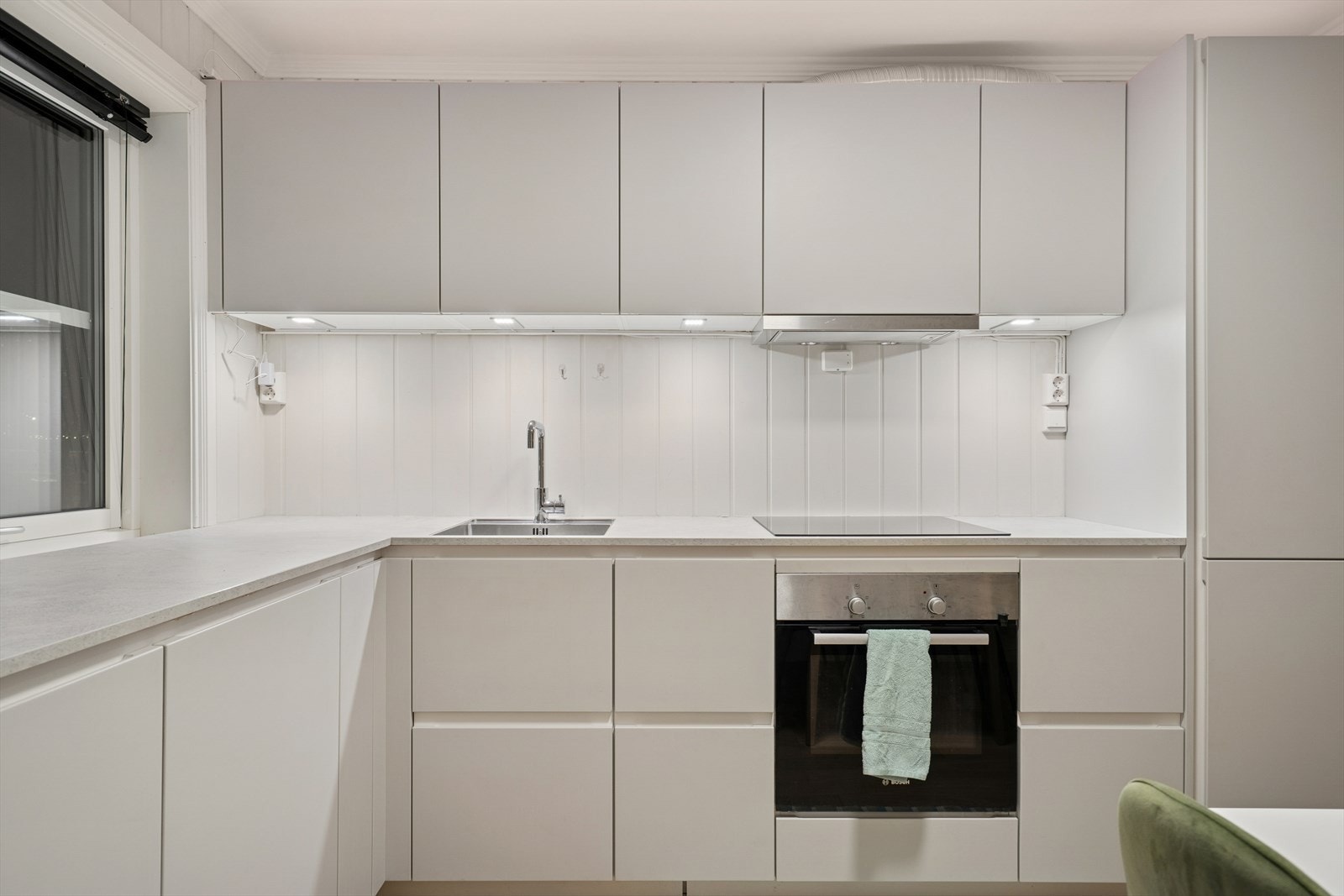 Kjøkkenet har godt med skap og benkeplass. Galleribilde