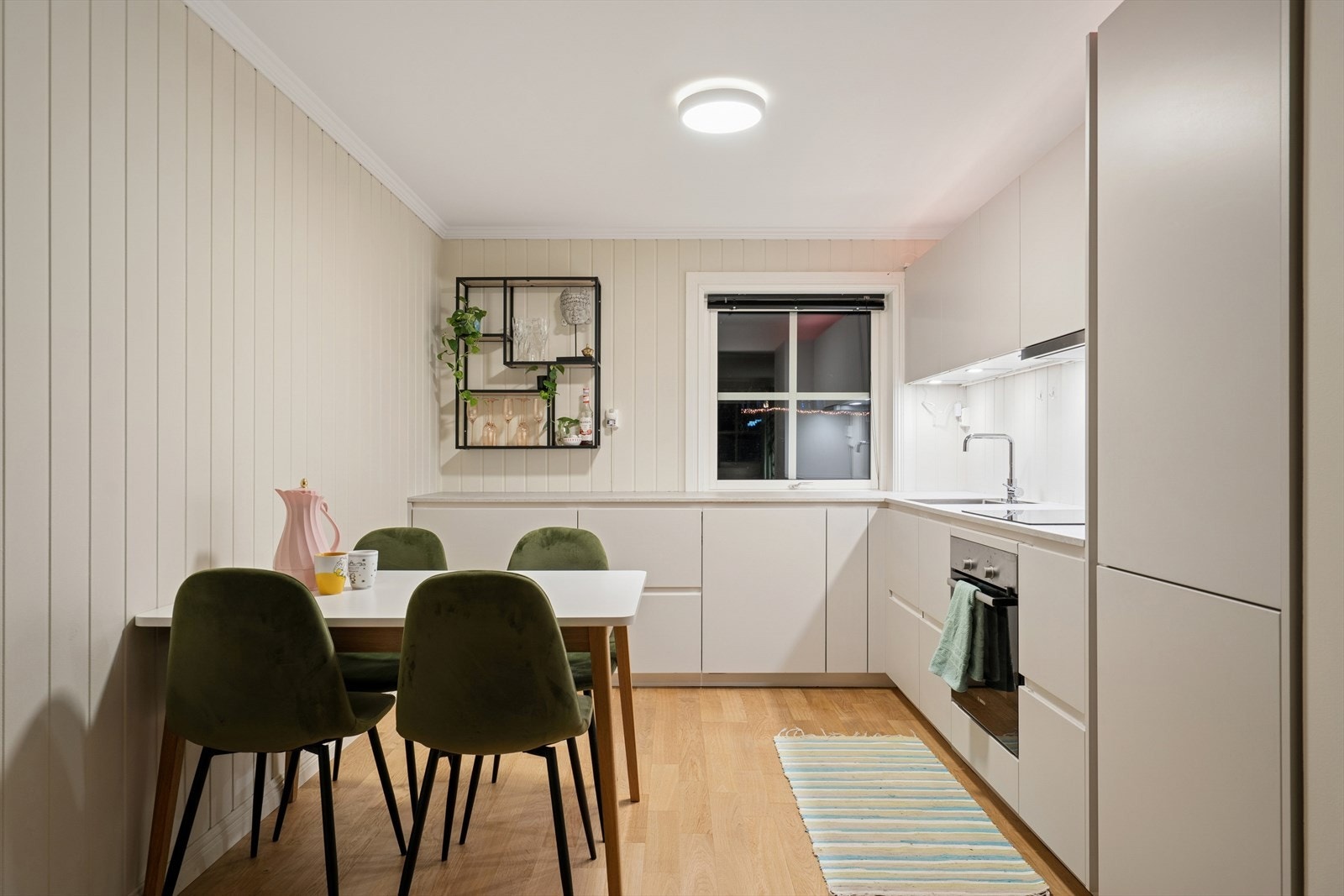 Vinduet på kjøkkenet slipper inn godt med naturlig lys, og gir rommet en lys og luftig følelse. Galleribilde