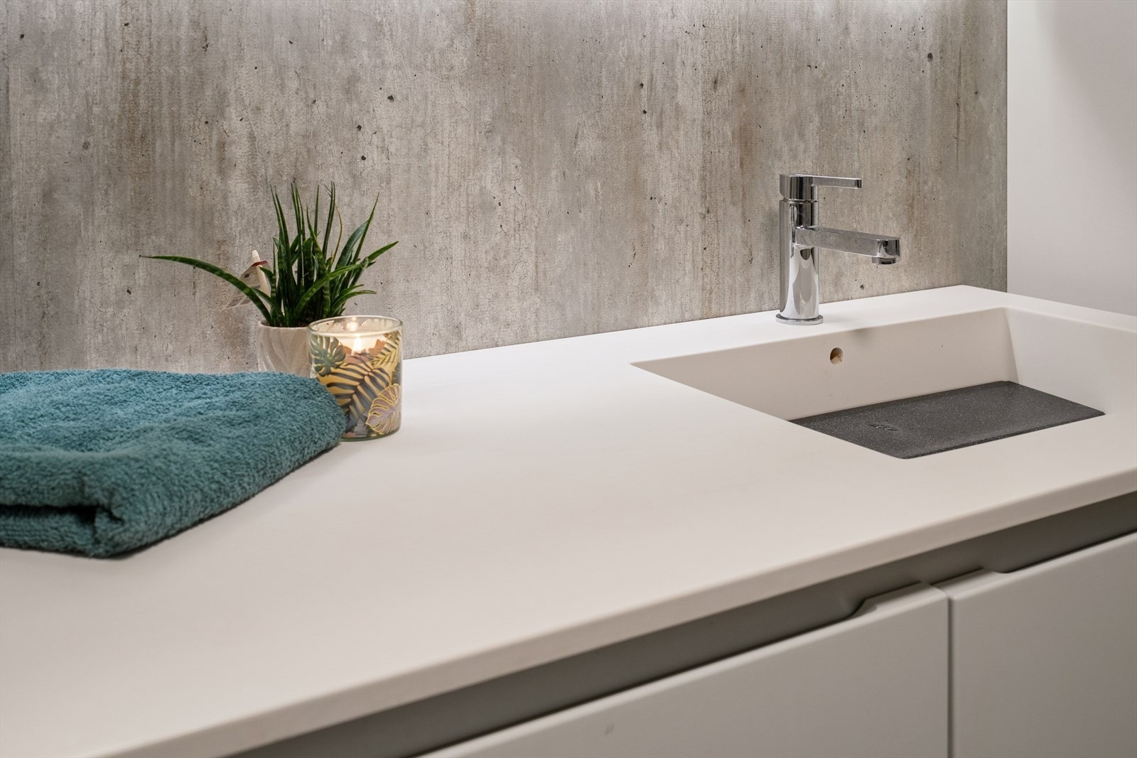 Det er ventilasjon via mekanisk avtrekk, med luftespalte under døren. Galleribilde