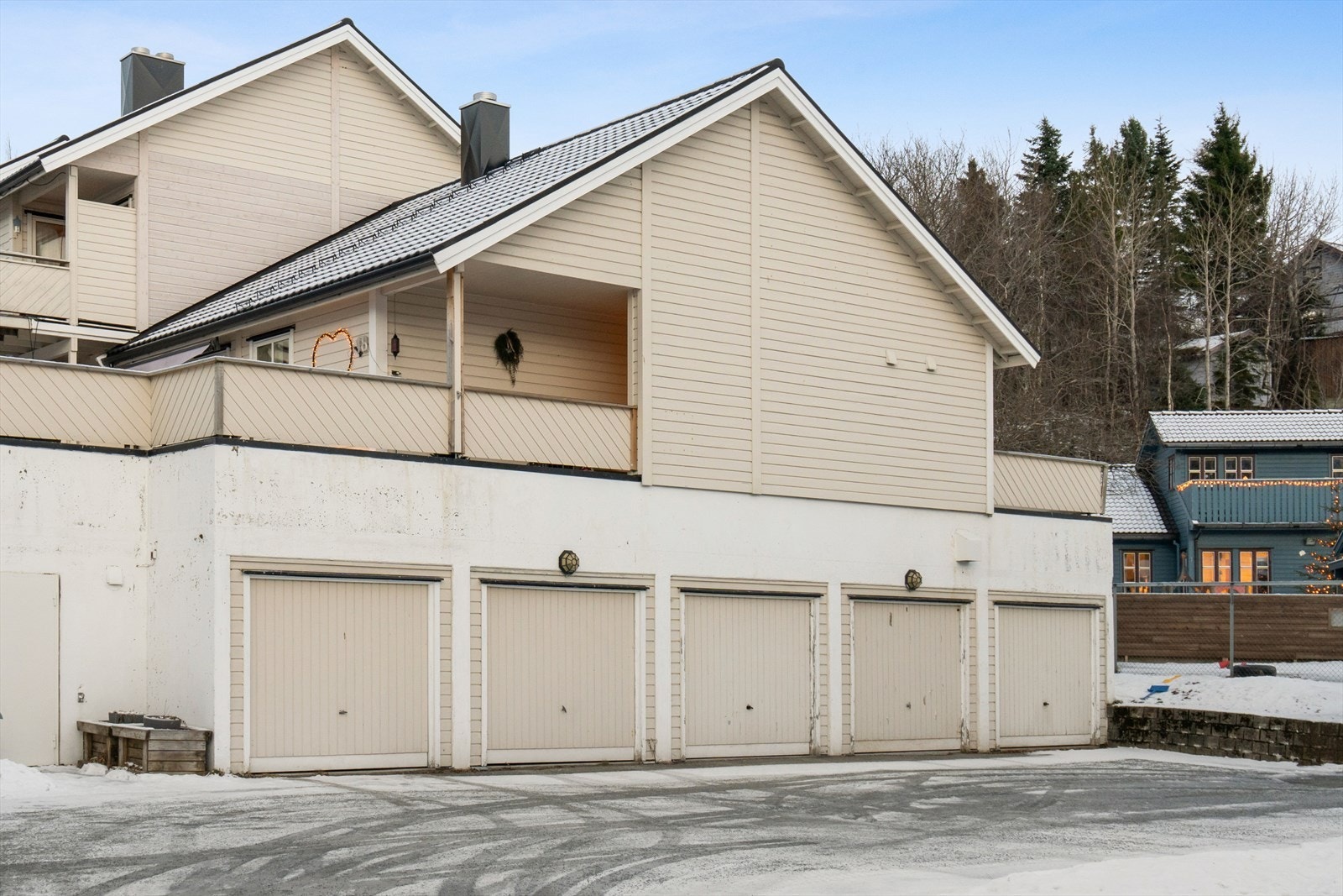 Parkering i garasje i rekke. Galleribilde