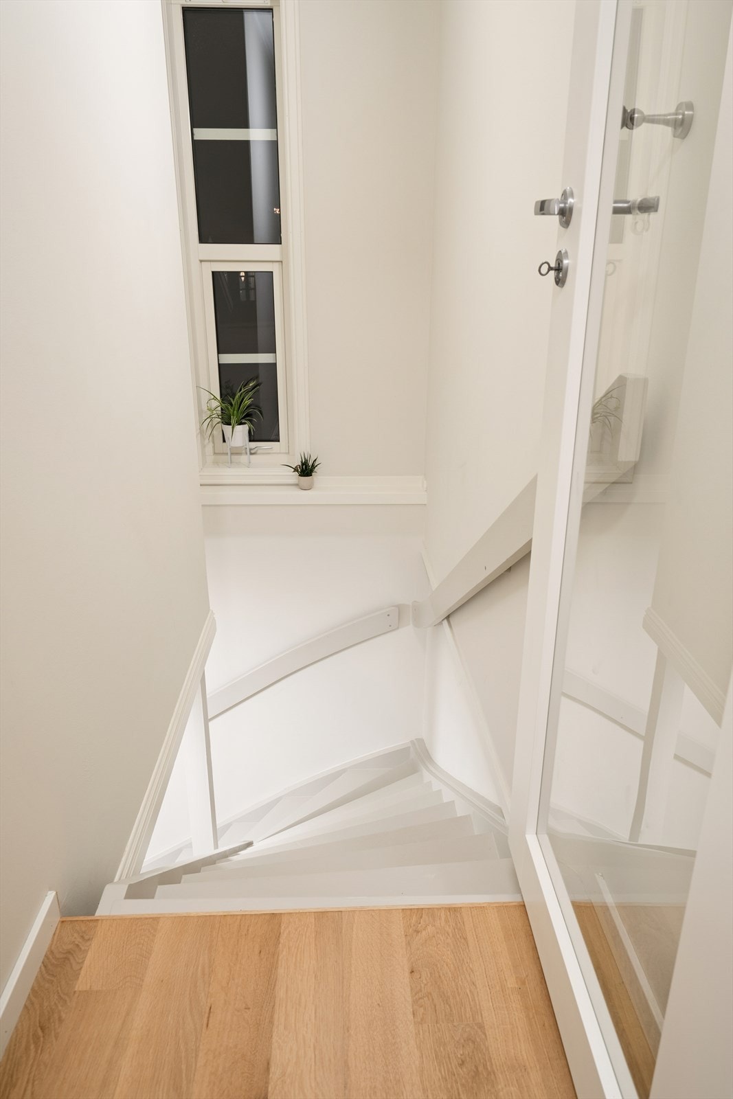 Fra første etasje er det trappeadkomst til kjeller. Galleribilde