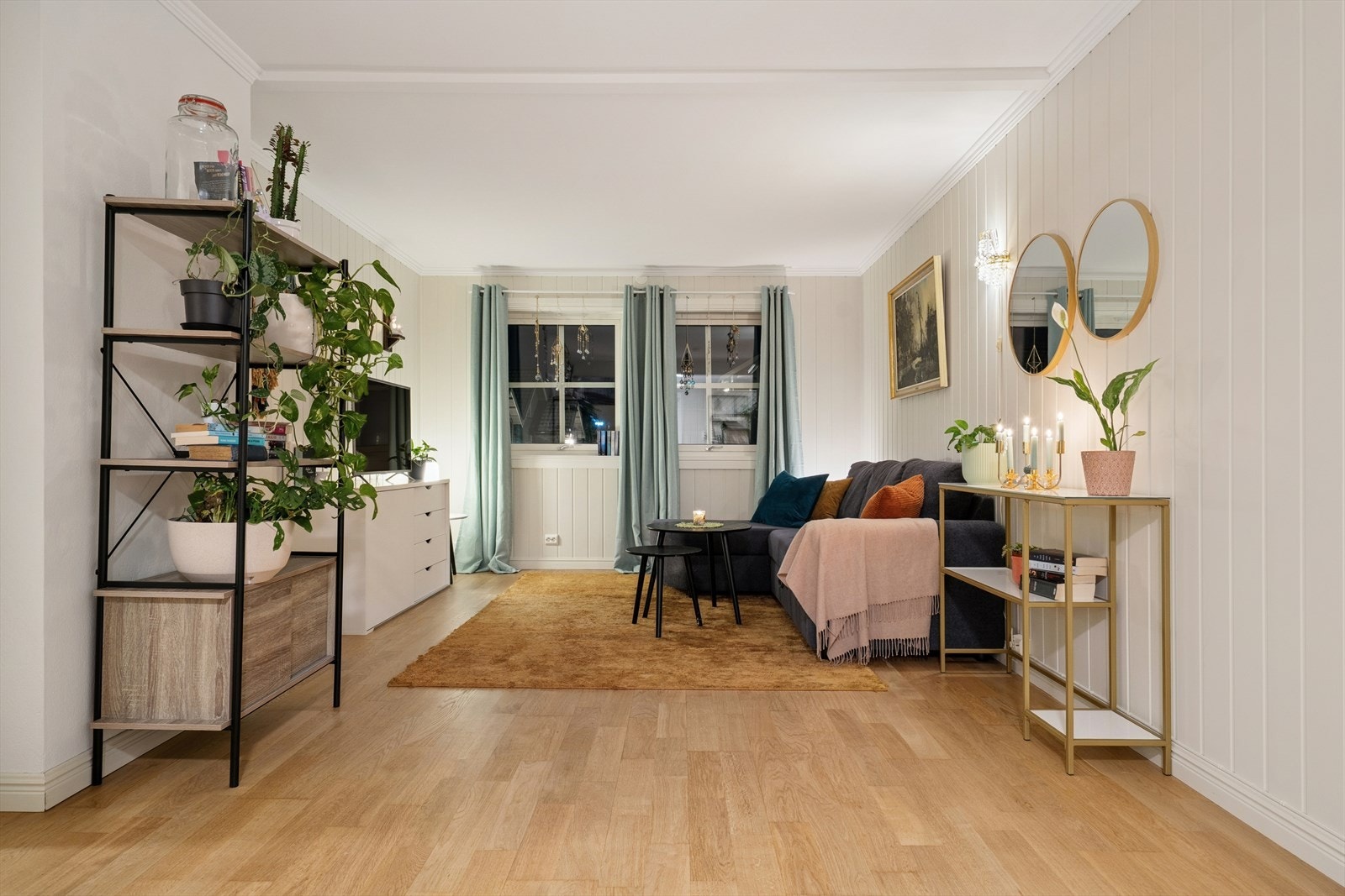 Sofagruppen og TV-kroken har en fin plassering ved stuevinduene. Galleribilde