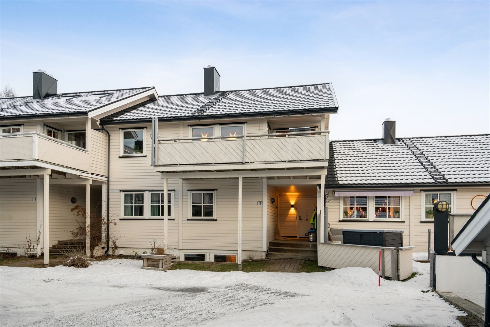 Greisdalsveien 16B har en flott beliggenhet på Mørkved, i et rolig og familievennlig område bestående av eneboliger og flermannsboliger. Galleribilde