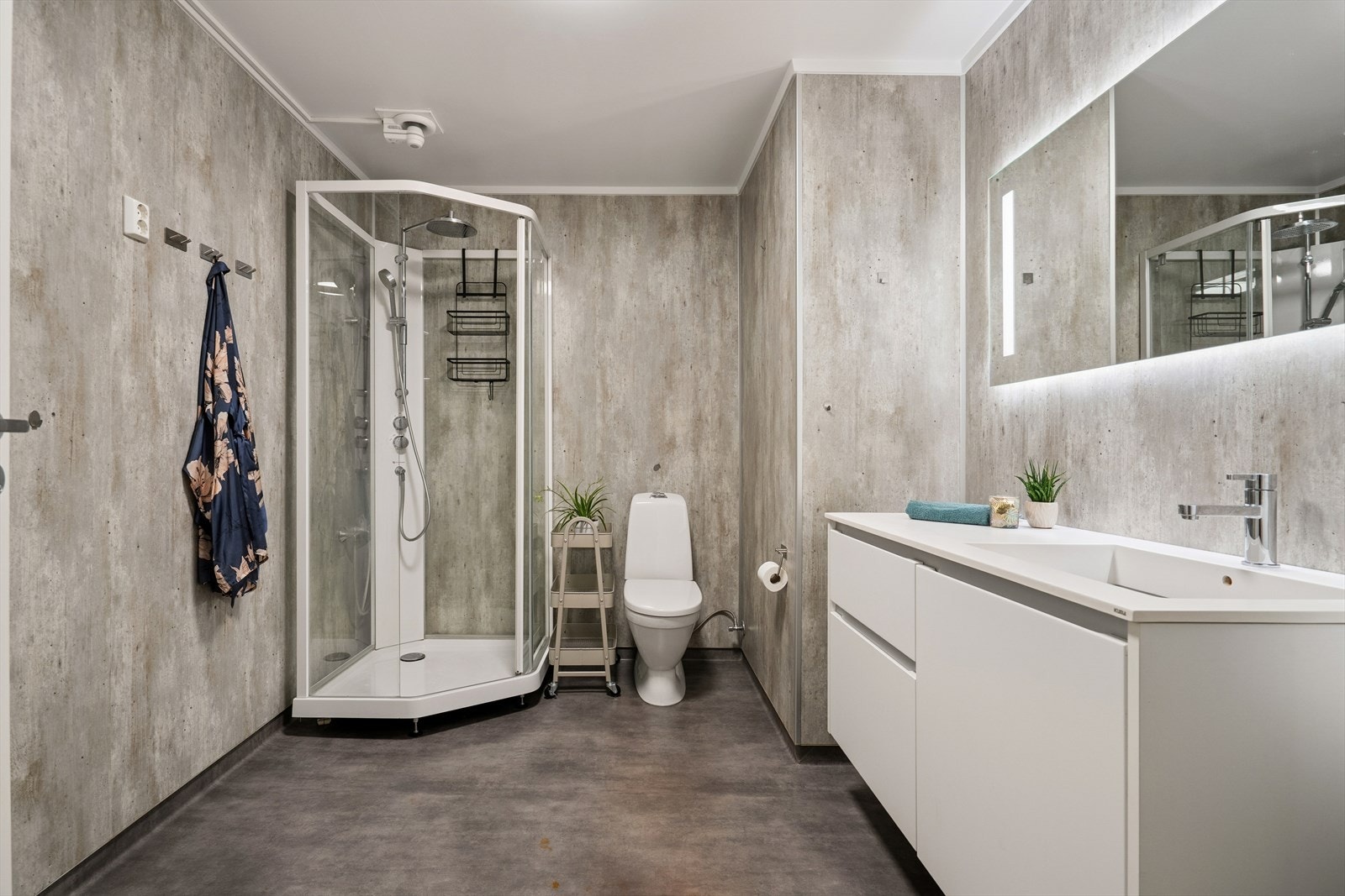 Rommet er innredet med servant i baderomsinnredning, toalett og dusjkabinett. Galleribilde