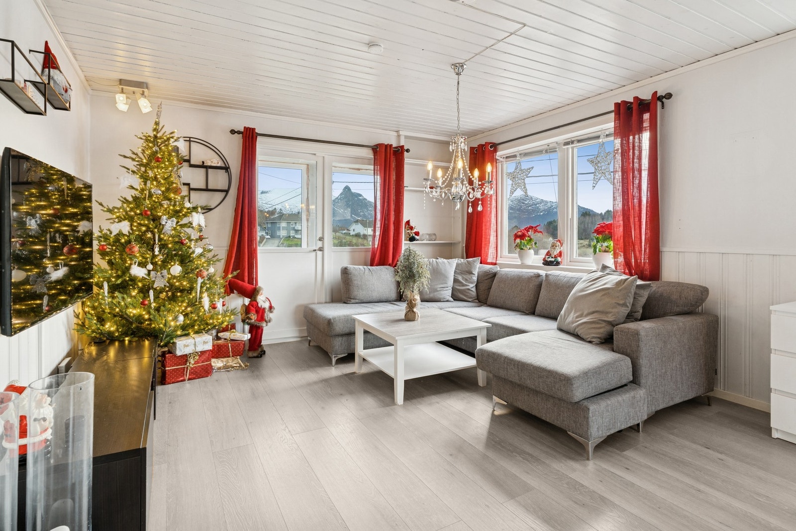 Velkommen inn til hovedetasjen som bla. byr på flott utsikt. Galleribilde