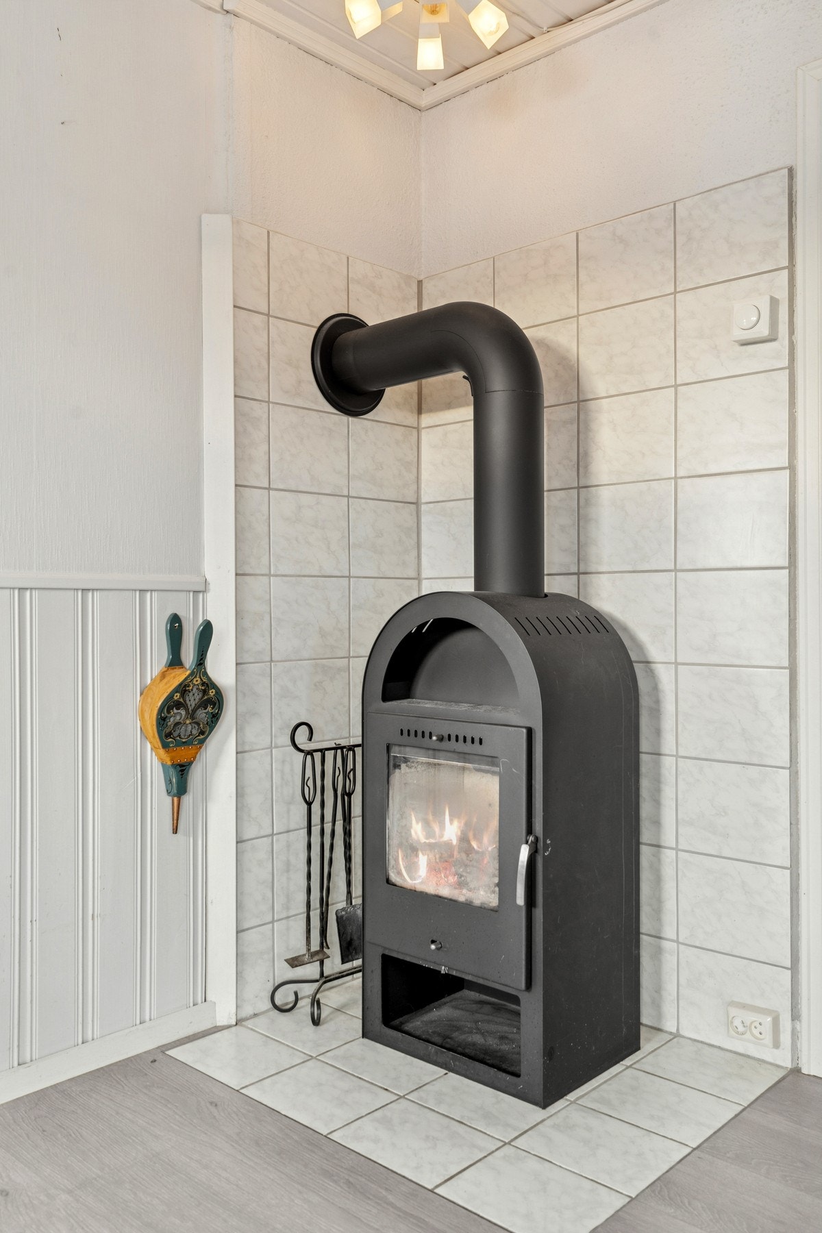 På stuen er det satt inn vedovn som er oppvarmingskilden i boligen. Galleribilde