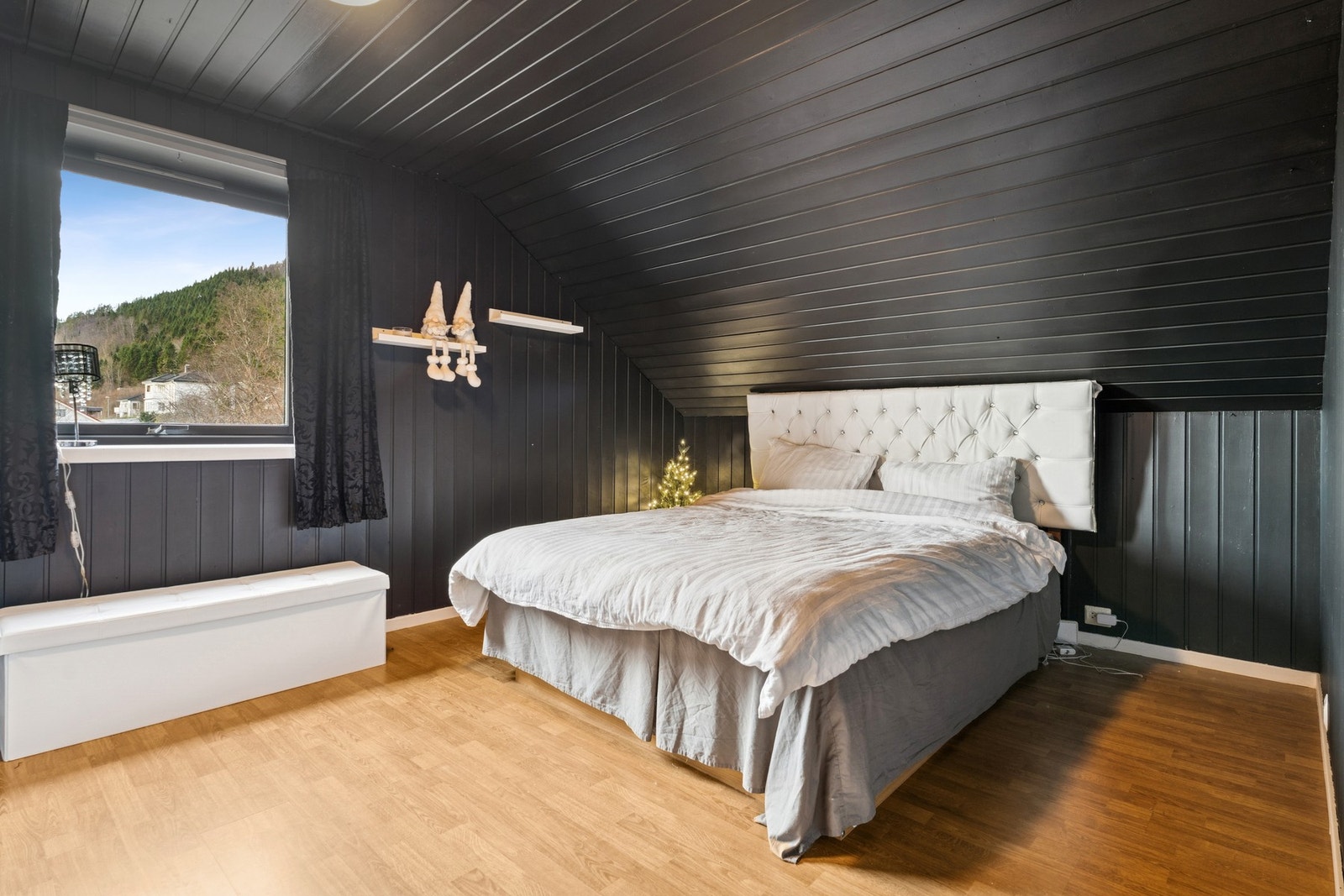 Soverom nummer fire med et tilhørende rom. Galleribilde