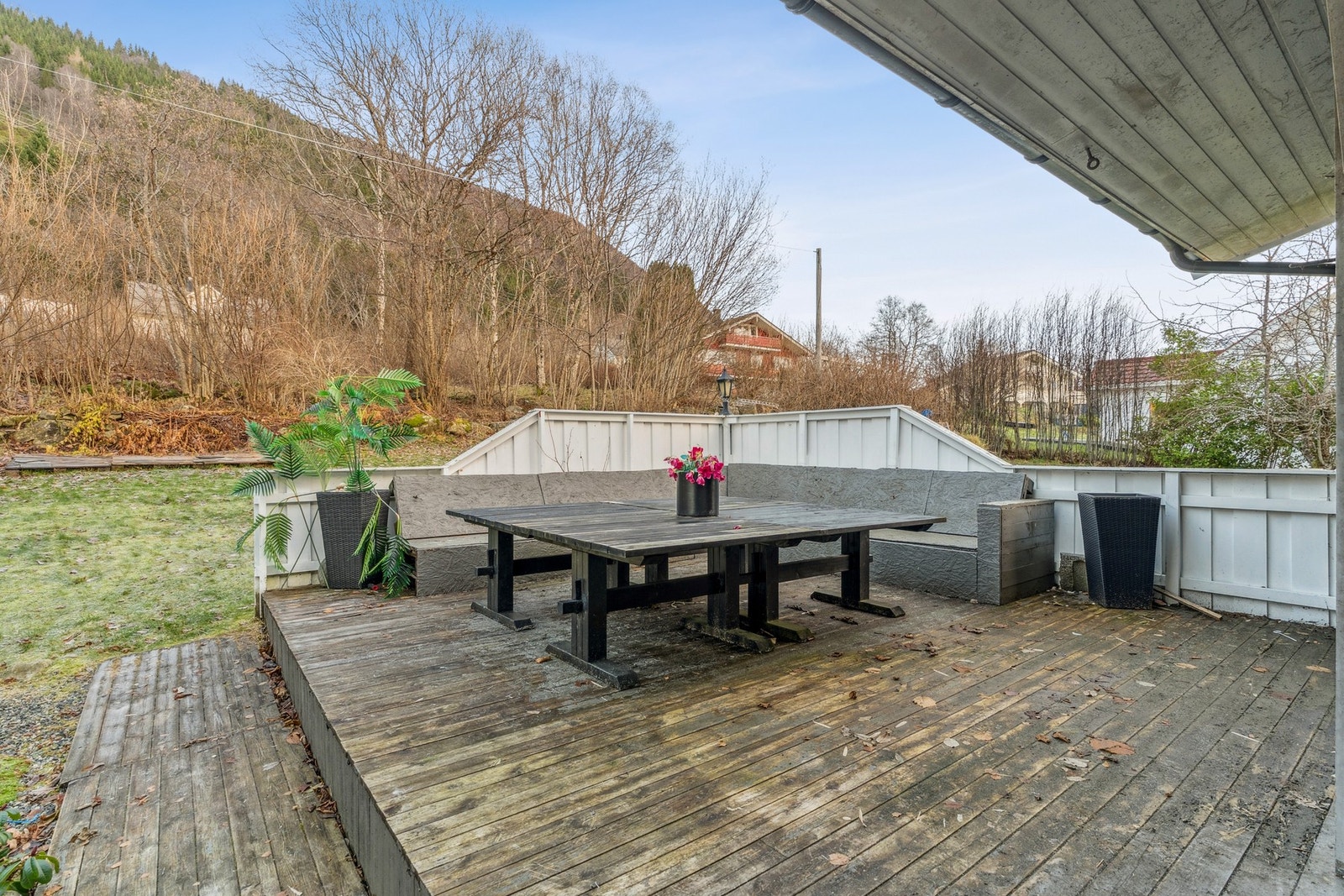 Ved inngangspartiet er det laget til med terrasse, perfekt for de litt varmere dagene, Galleribilde