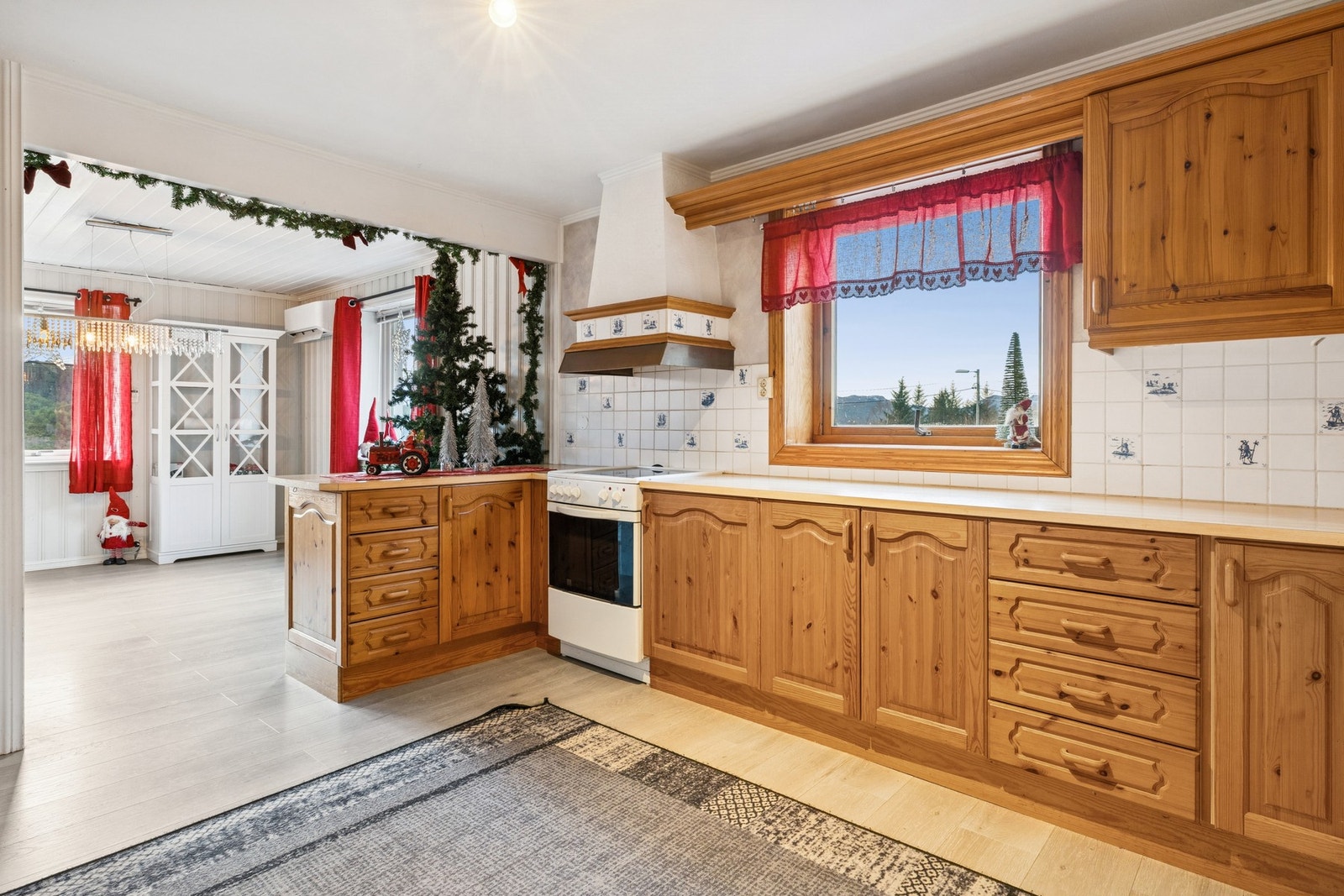 Det er godt med benkeplass slik som innredningen er i dag, perfekt for deg som liker å lage mat. Galleribilde