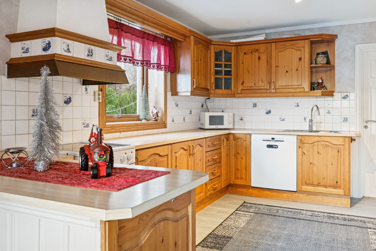 Kjøkkenet har god utformelse med øy og godt med oppbevaringsplass i over- og underskap. Galleribilde