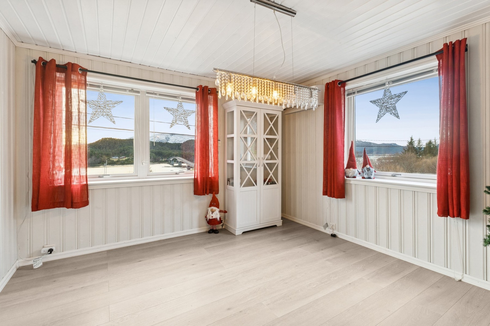 Det er god plass til spisebord med den kjekke utsikten i bakgrunnen, perfekt for hyggelige måltider. Galleribilde