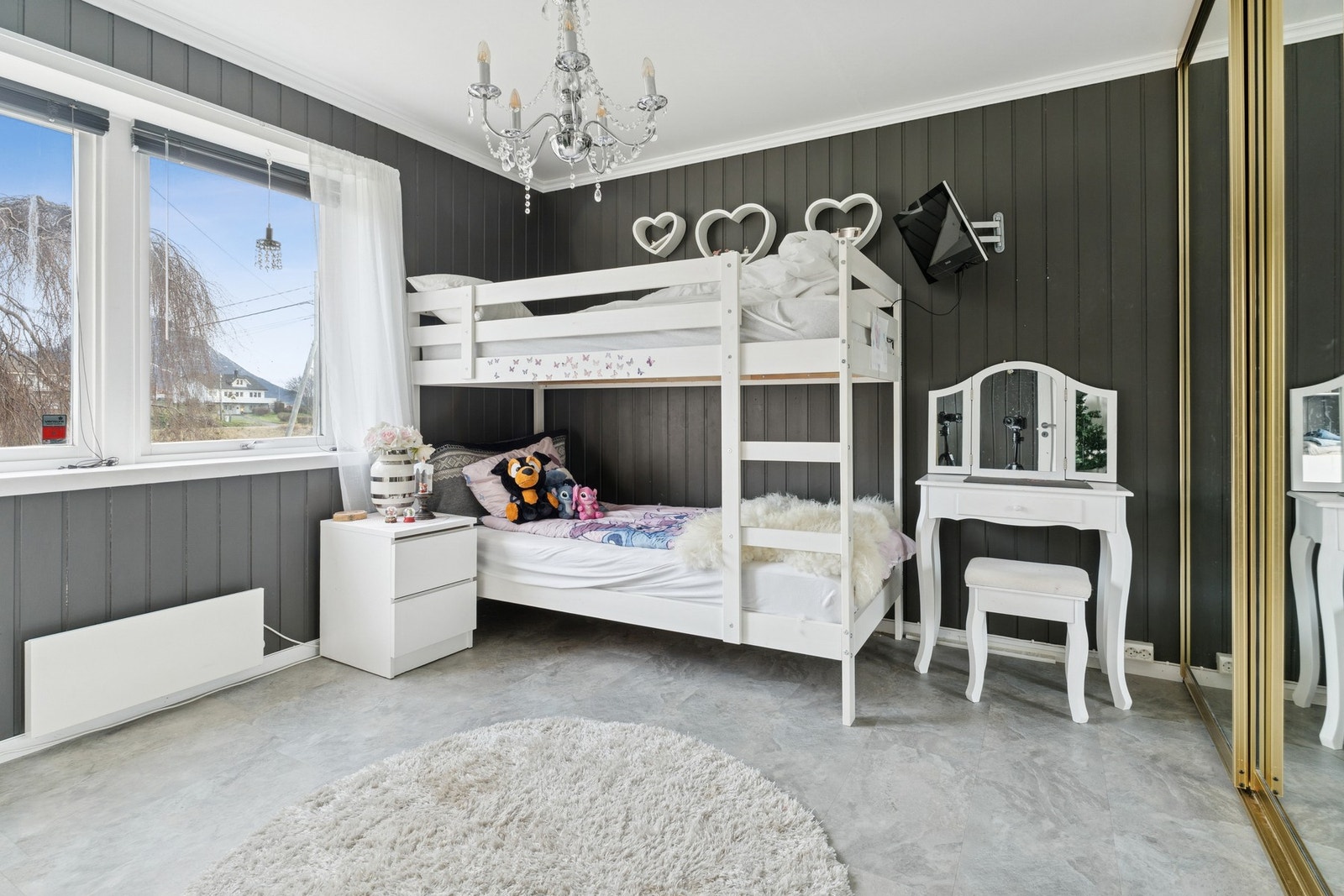 Soverom en av god størrelse med skyvedørsgarderobe. Galleribilde