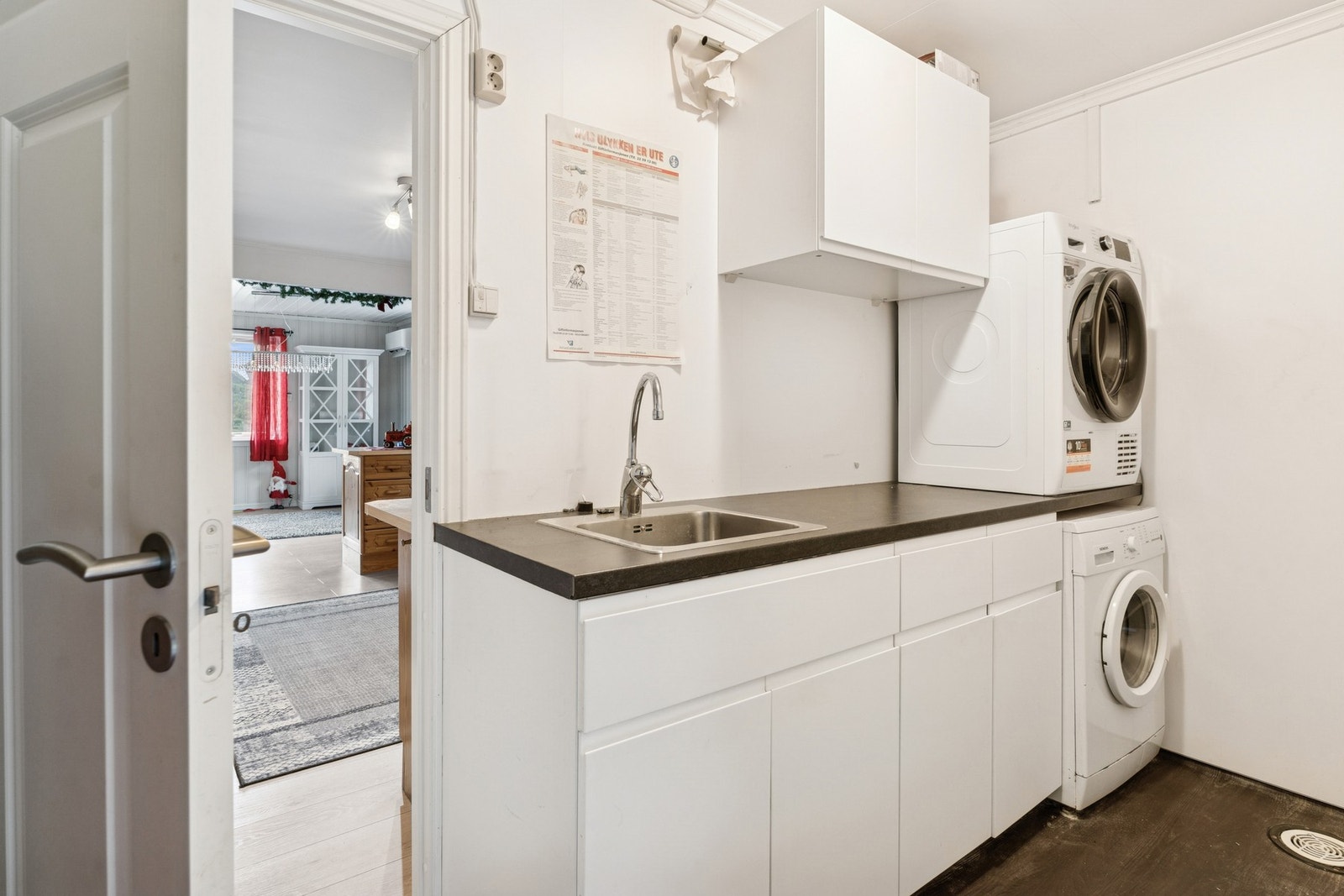 Vaskerommet er i tilknytning til kjøkkenet. Rommet har også egen inngang. Galleribilde
